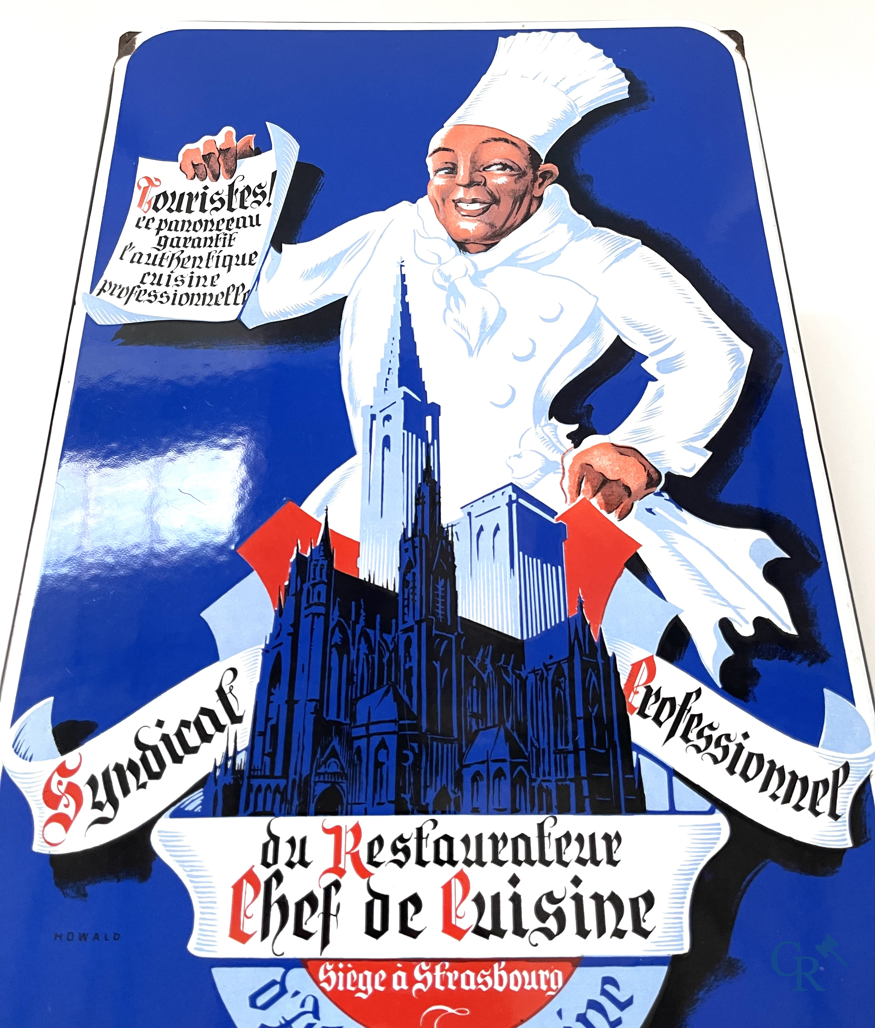 Chef de Cuisine, emaille bord voor de Syndical Professionnel du Restaurateur d'Alsace Lorraine. Gesigneerd Howald.