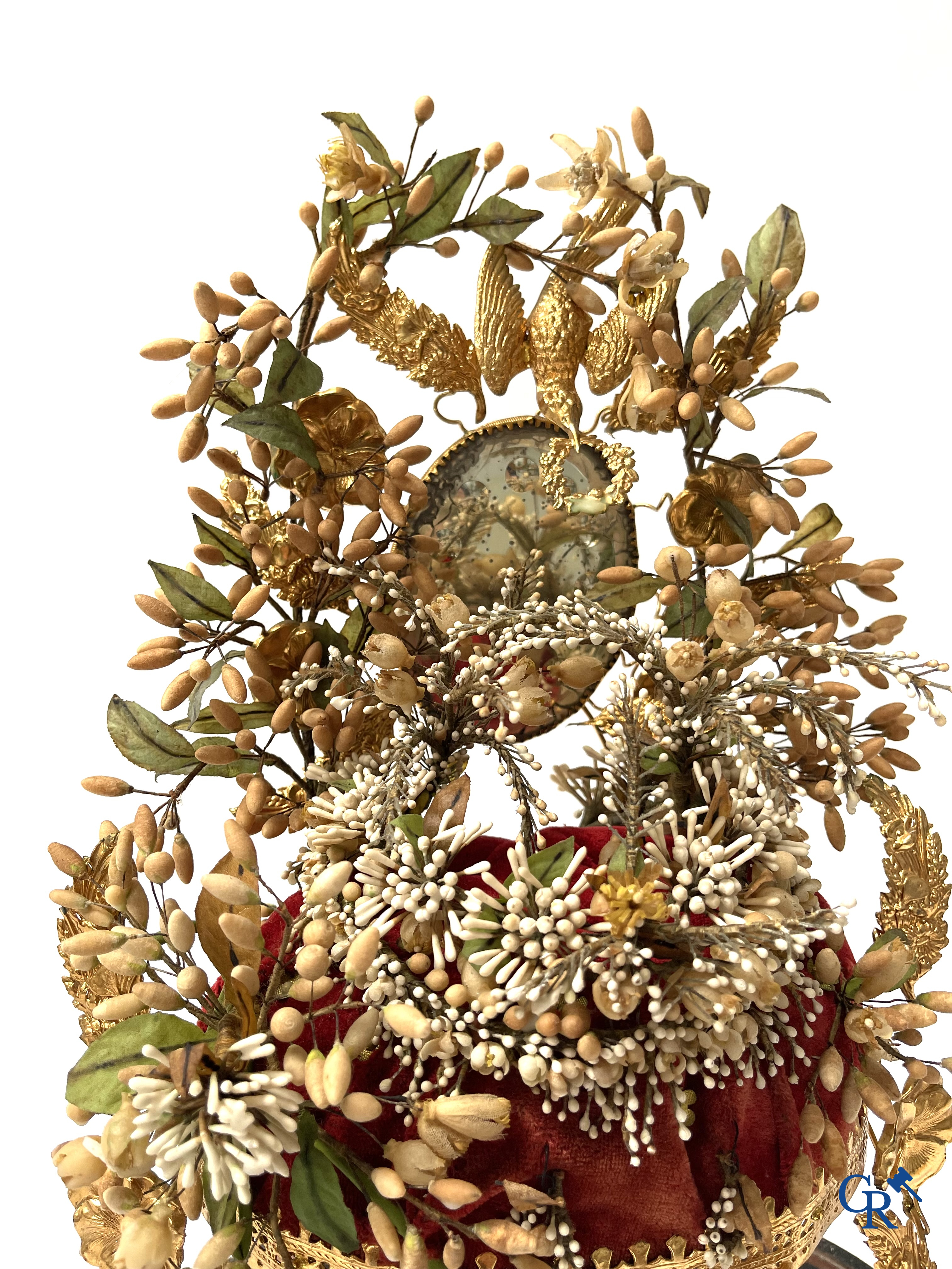 Music box. A globe with bridal bouquet with mirrors and ornaments in gold-plated brass. Built-in music mechanism.