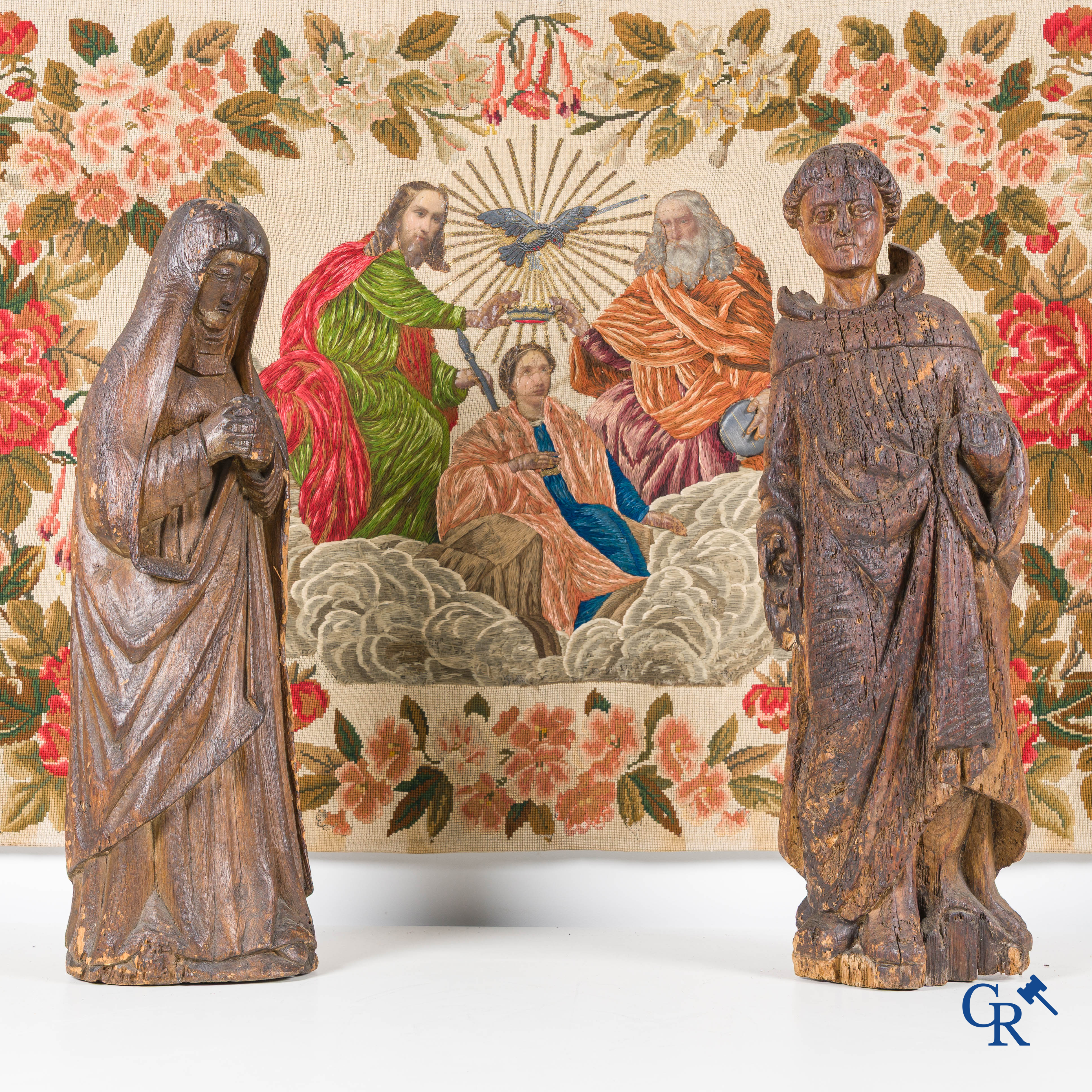 Religieuze objecten, 2 antieke houten heiligbeelden en een grote broderie met religieuze taferelen.
