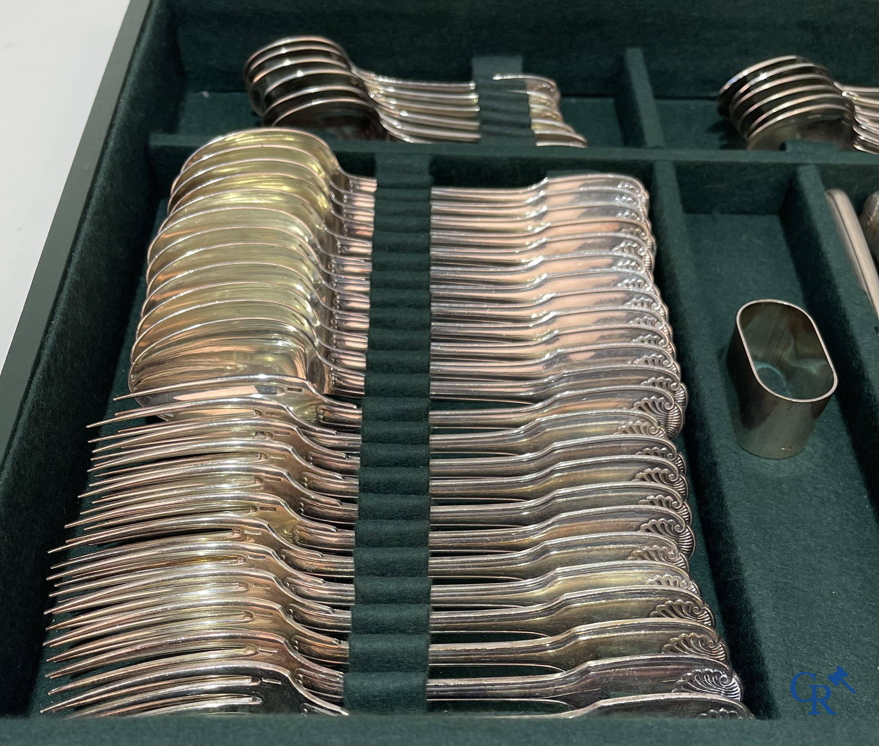 Christofle: une boîte à couverts de 155 pièces modèle Vendôme dans sa boîte de rangement d'origine.
