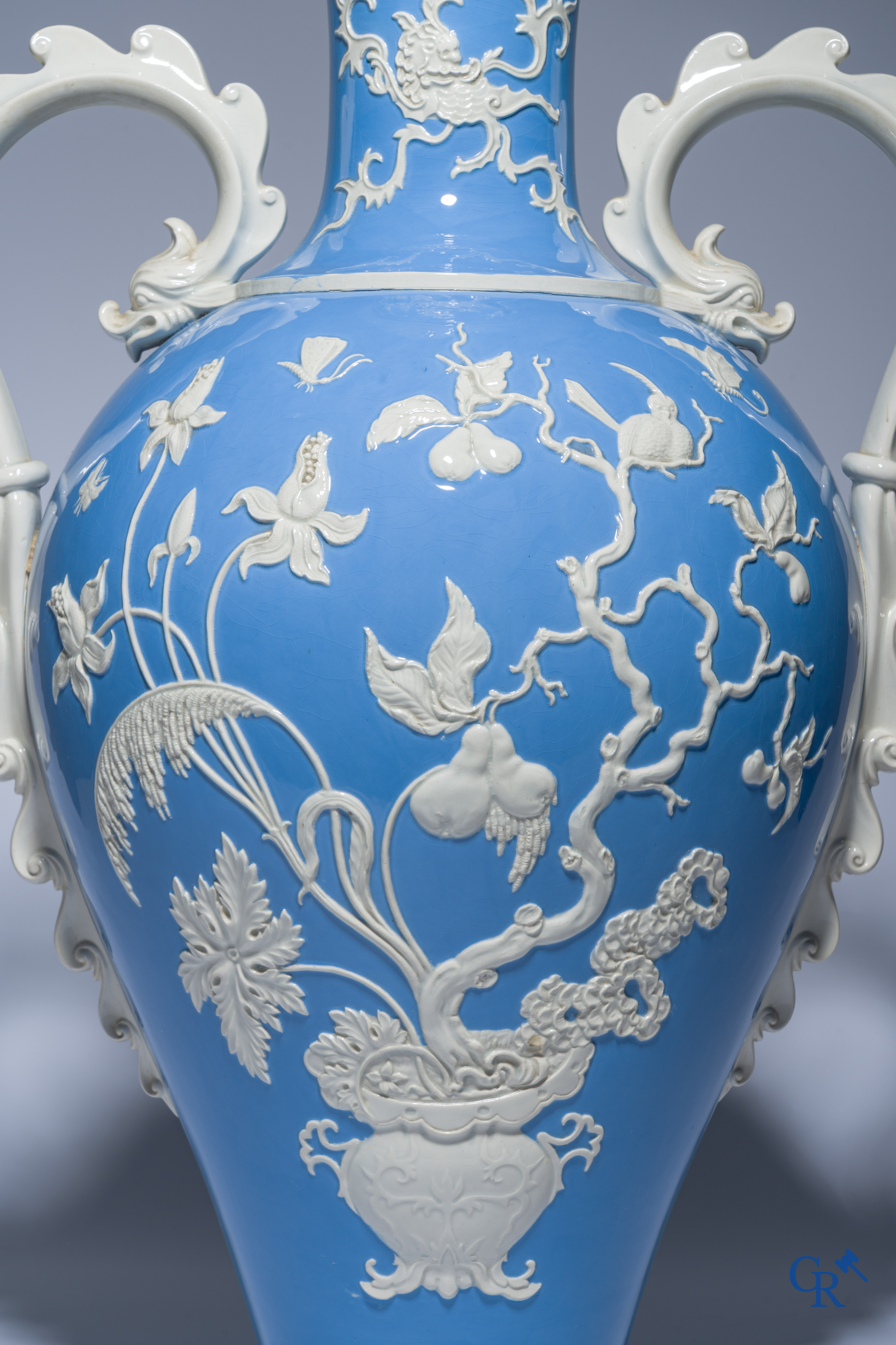 Exceptional and imposing vase in faience with an Asian decor. In the style of Wedgwood or Mintons. 19th century.