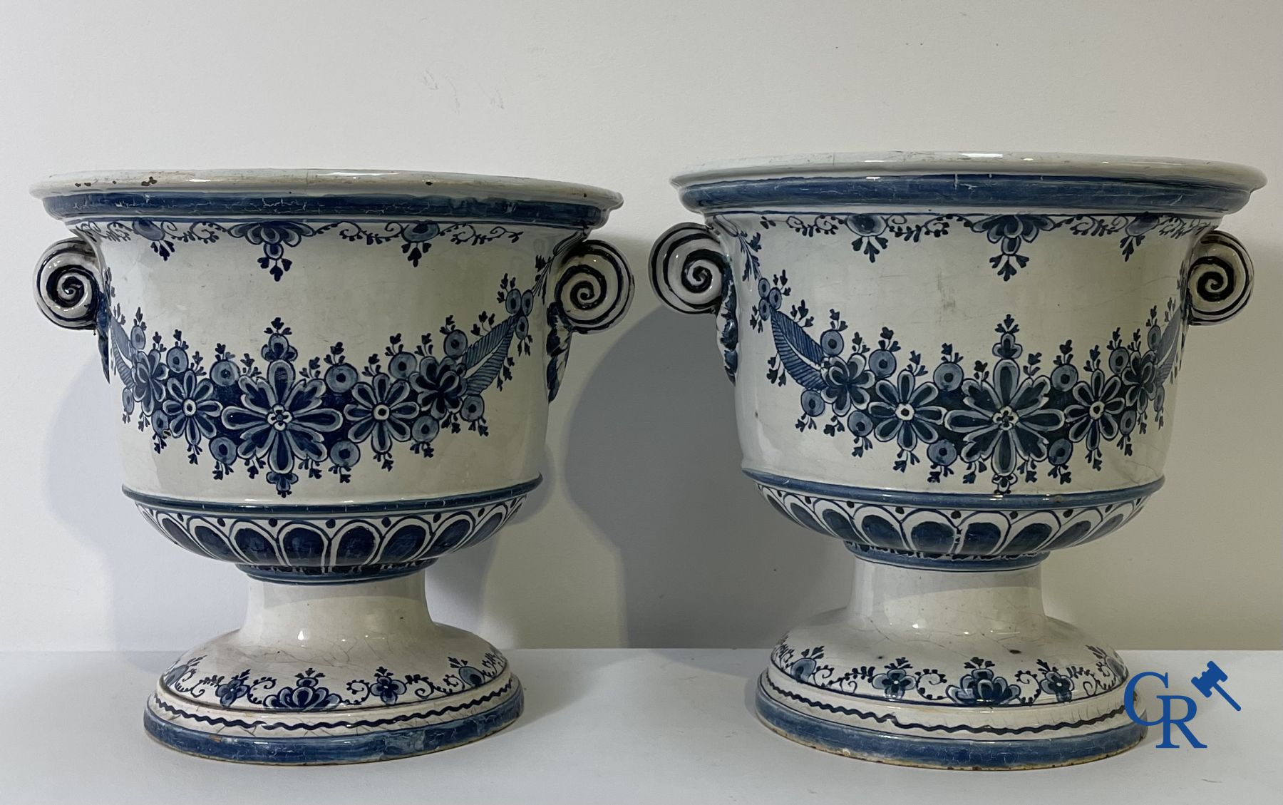 Delft : 11 pièces en faïence bleu et blanc aux décors différents. XVIIe - XVIIIe siècle.