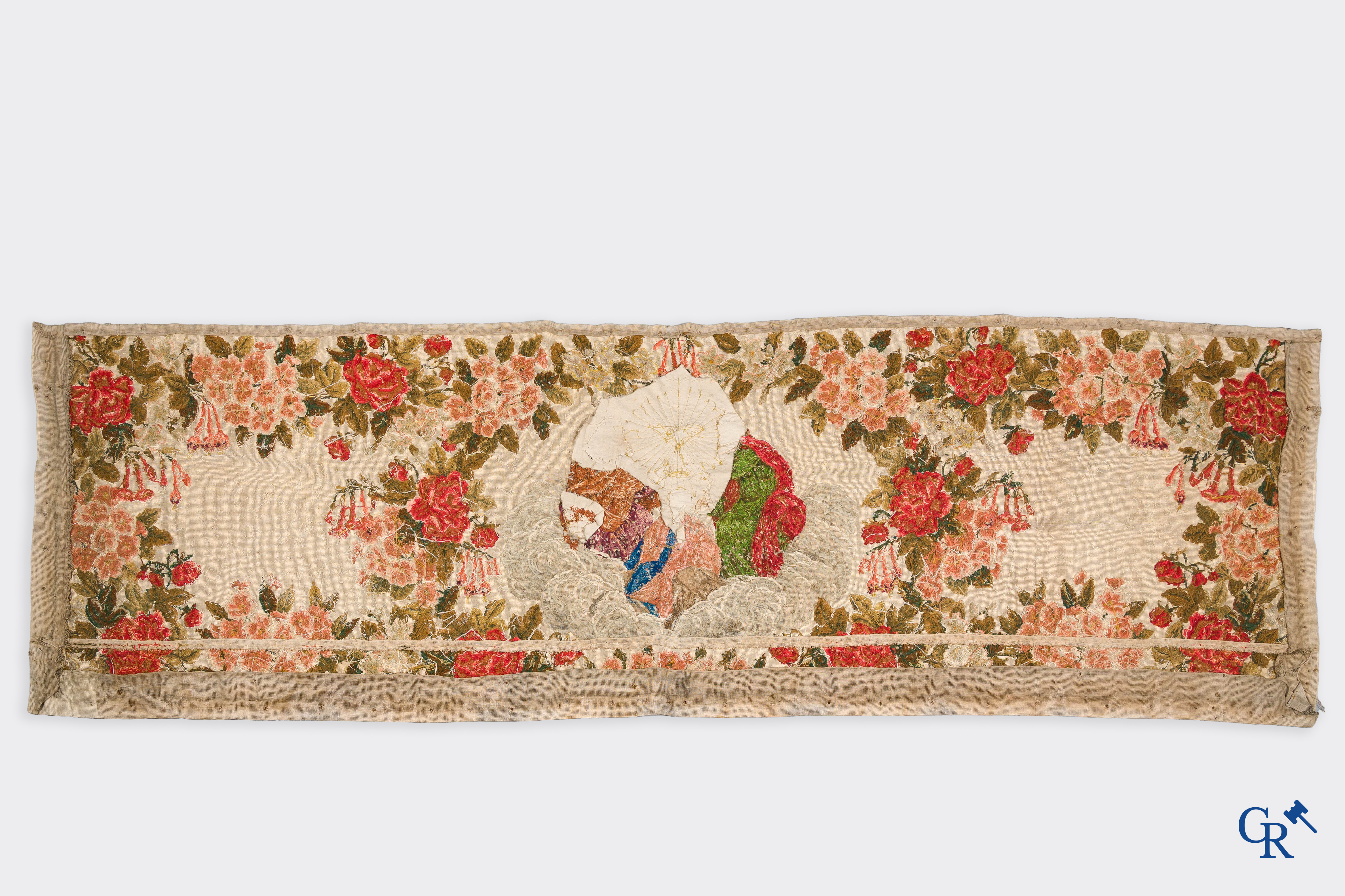 Religieuze objecten, 2 antieke houten heiligbeelden en een grote broderie met religieuze taferelen.