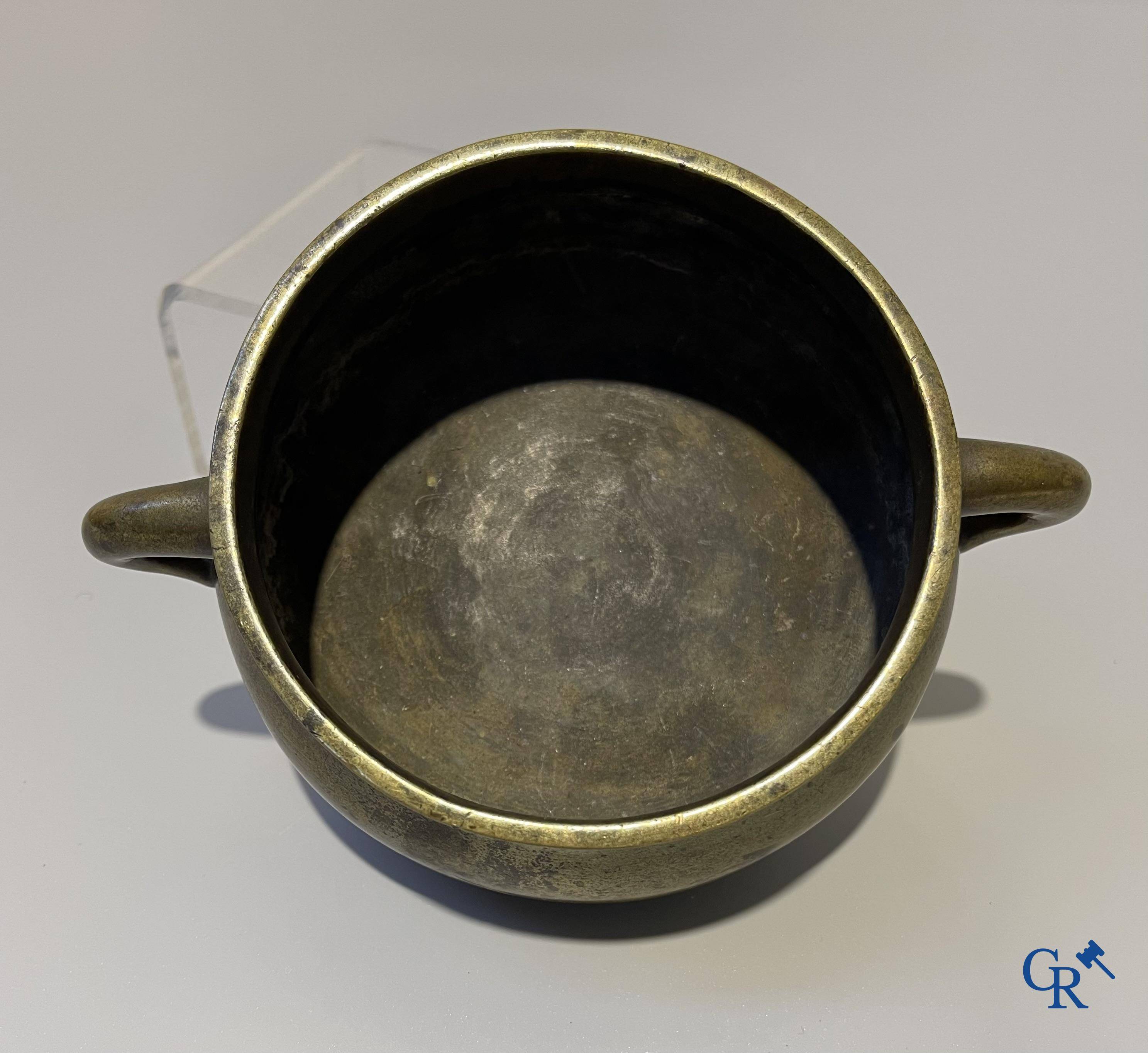 Aziatica, een Chinese bronzen wierookbrander. Chóngzhēn Dīngchǒu nián zhì 崇禎丁丑年製 mark, gedateerd 1637.