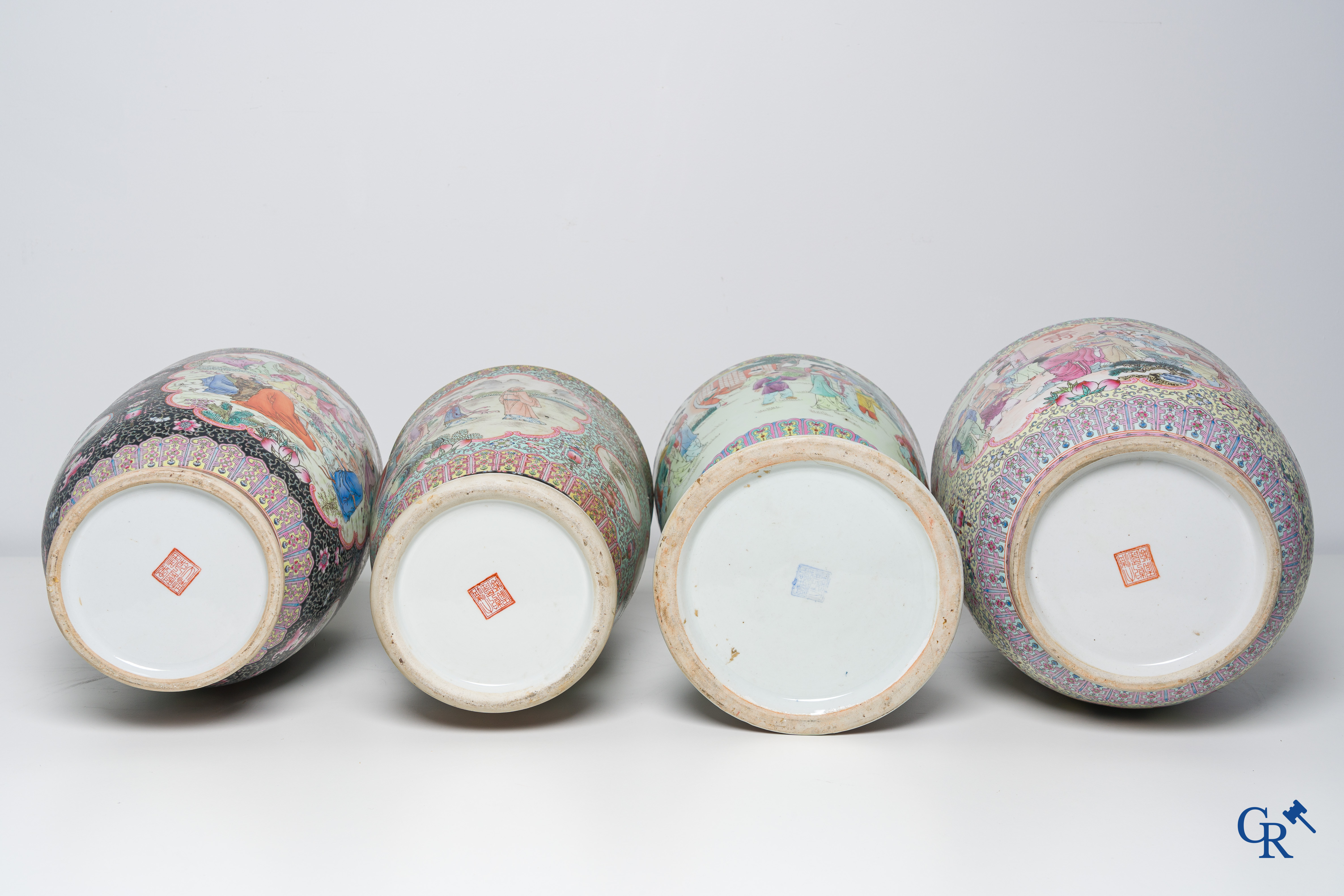 Aziatica, een kavel van 7 Chinese famille rose vazen, 20ste eeuw.