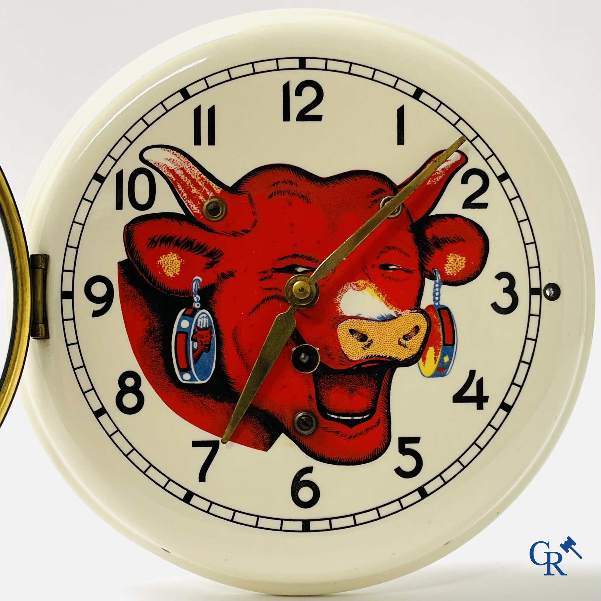 Benjamin Rabier (1864-1939) La Vache Qui Rit, een publiciteits wandklok in faience voor de kazen van Fromageries Bel.