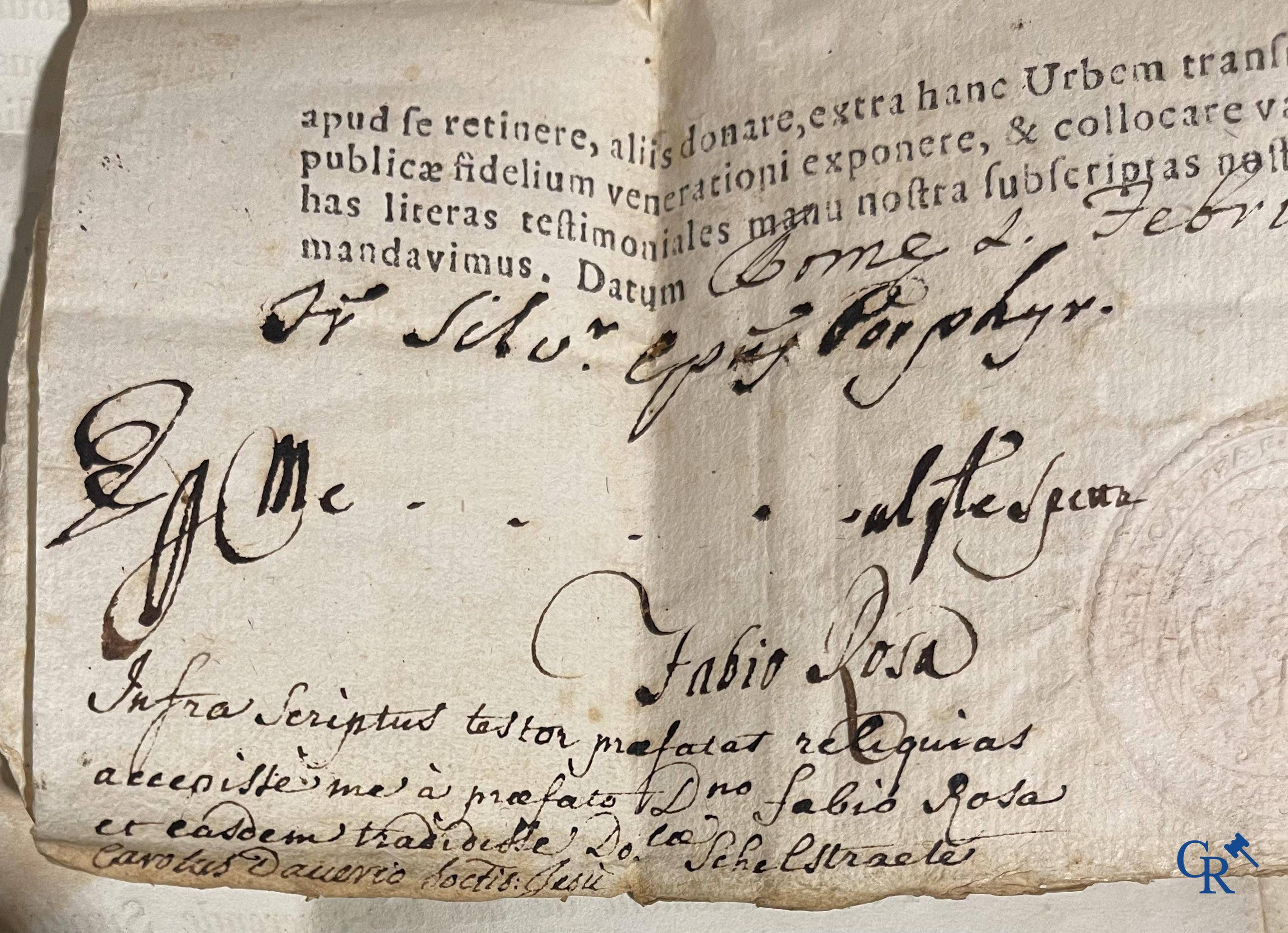 Objets religieux, un lot de 4 thecas scellés qui contiennent ensemble 23 reliques et plusieurs cedulas.