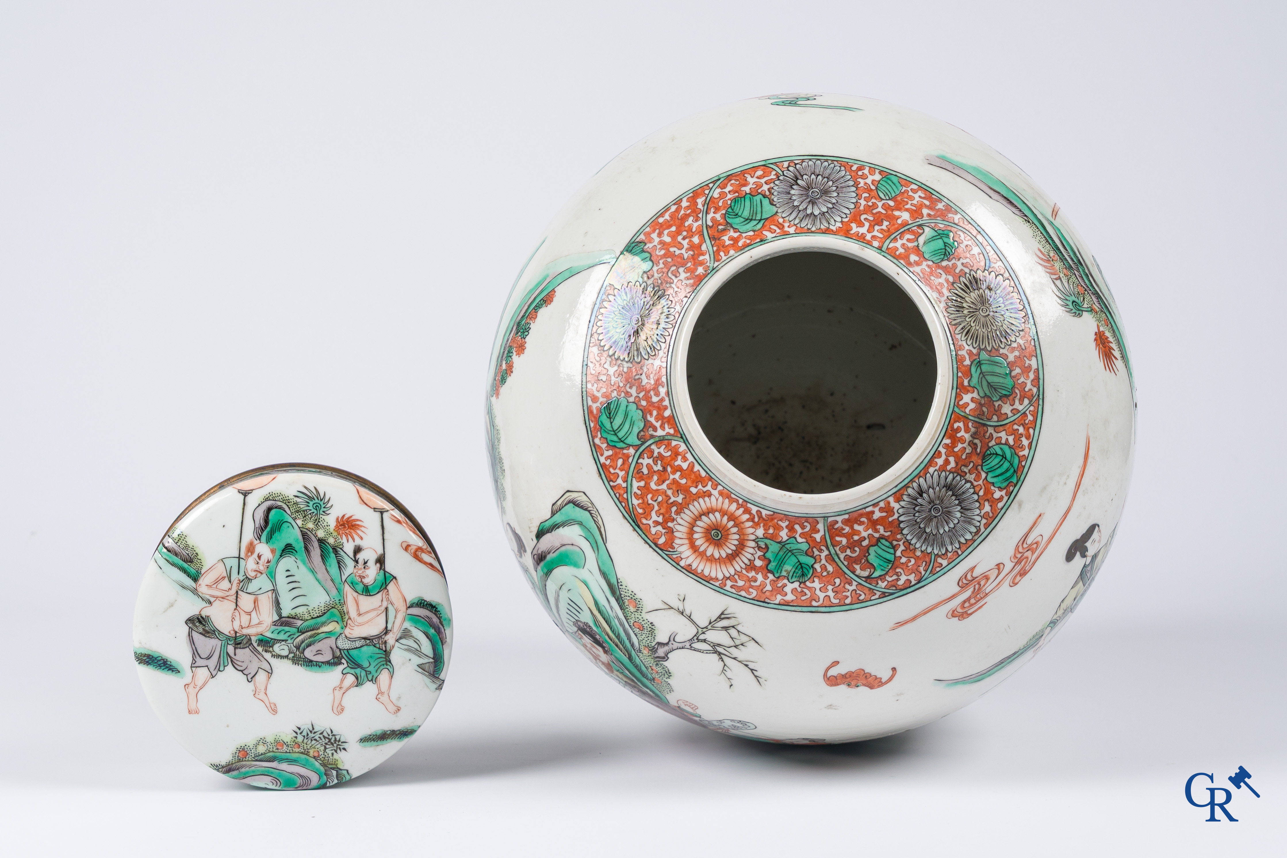 Asian Art, Chinese porcelain. A large Chinese potiche in polychrome Famille Verte porcelain. Kangxi 4 character mark.