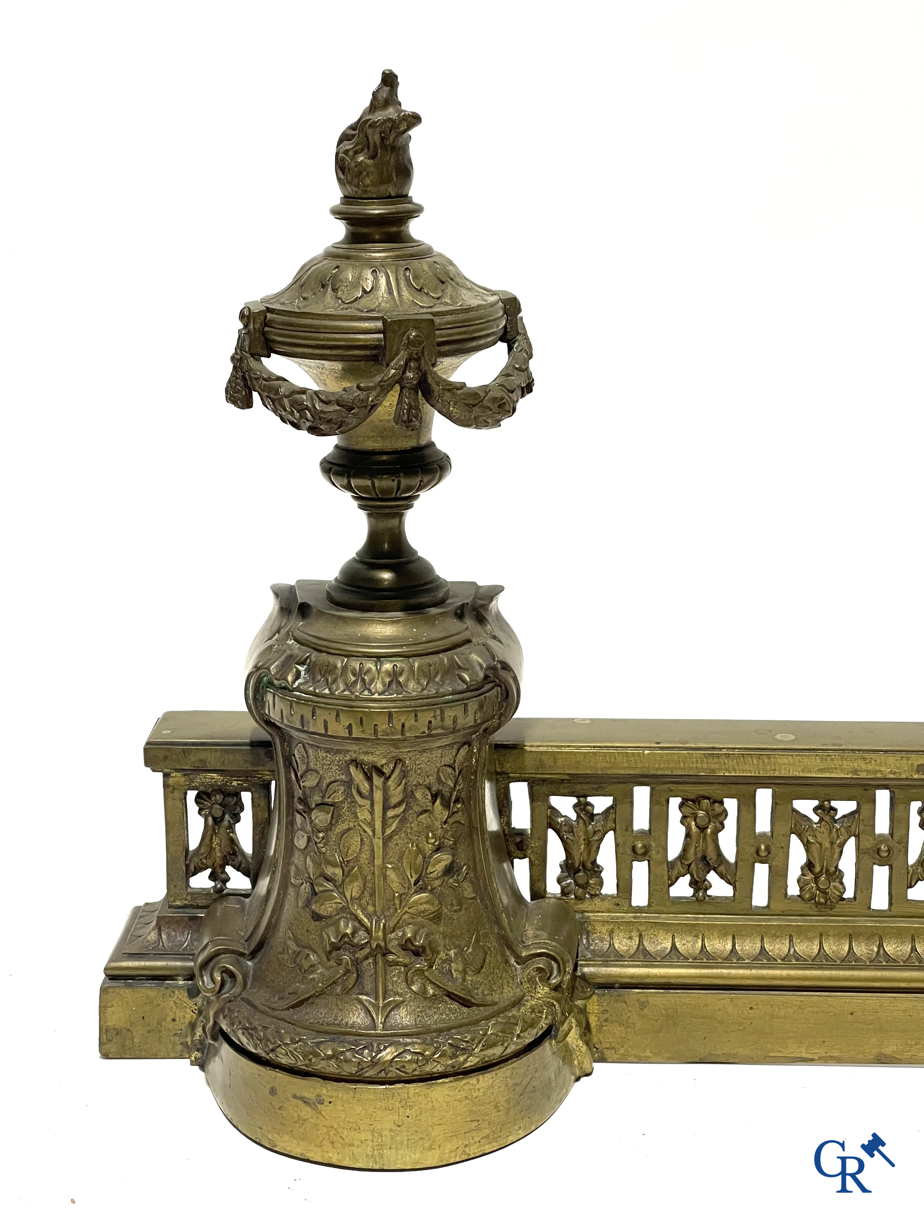 A lot of an imposing chandelier with 12 light points, a lamp belge with bronze frame and a fireplace piece.