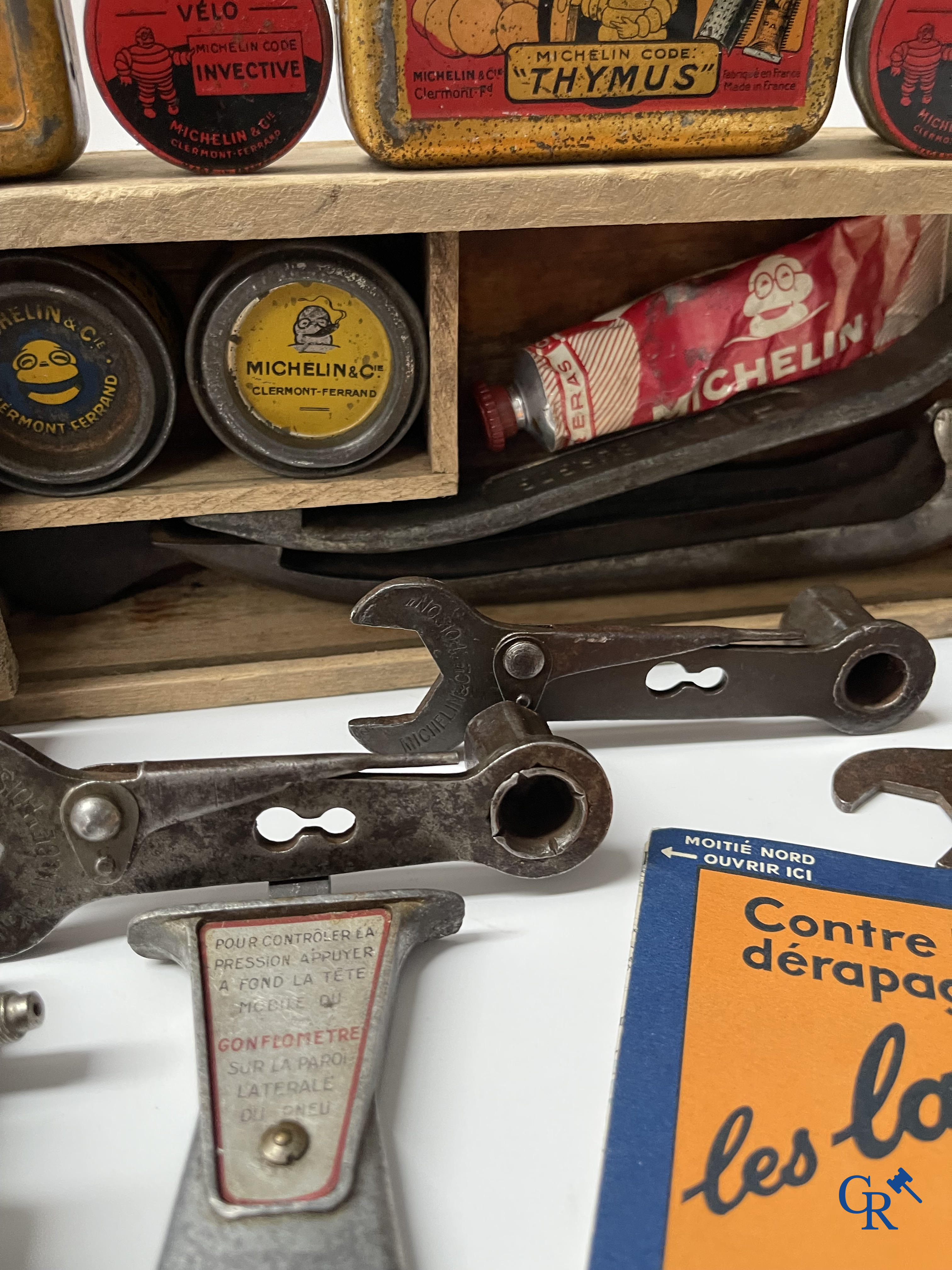 Michelin, an interesting lot with Michelin objects, mainly from the 1920's and 1930's.