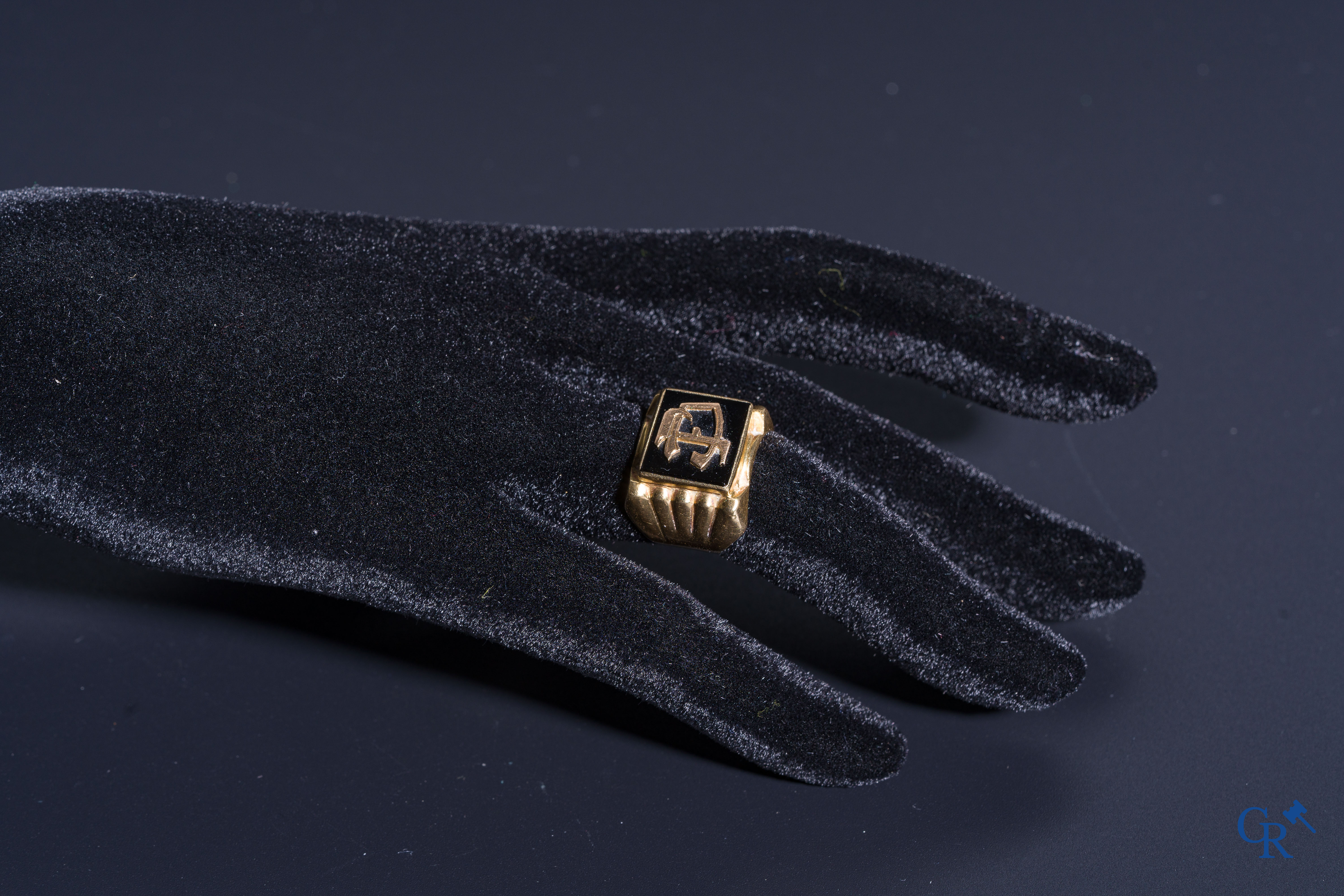 Juwelen: Een Chevalière en een paar manchetknopen in goud 18K (750°/00) en onyx.