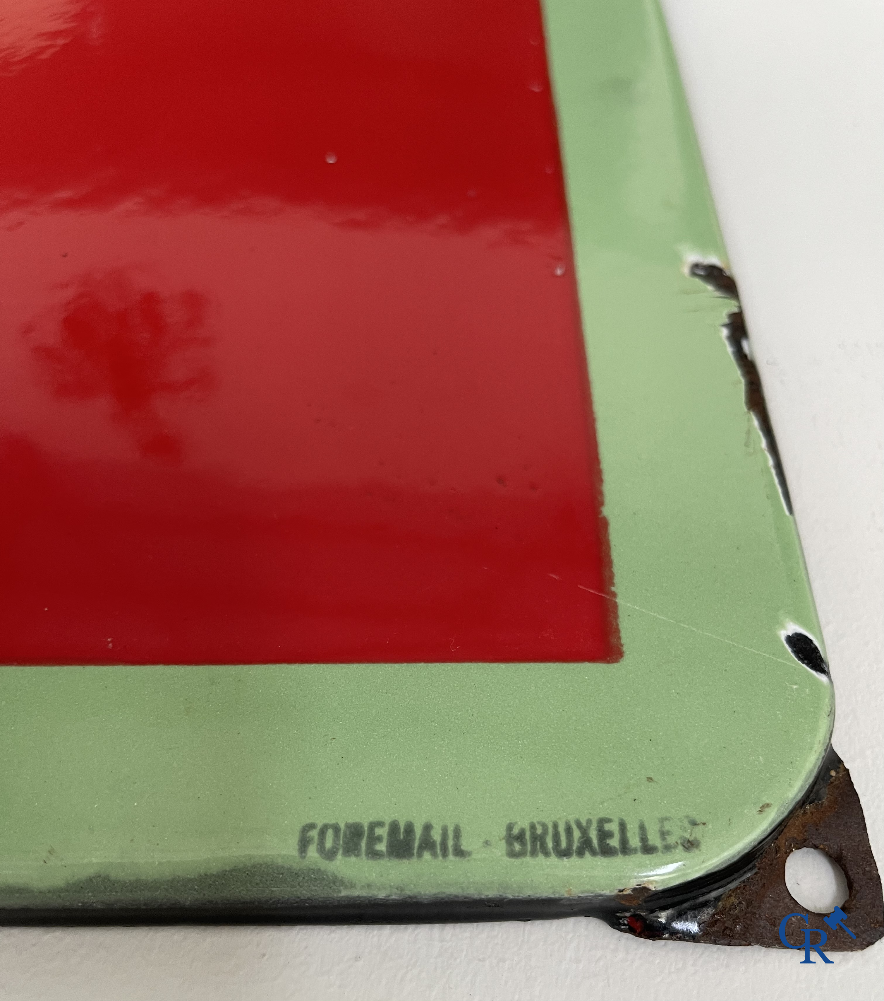 Englebert, Emaille reclamebord om de bandenspanning van Englebert banden op te geven. Foremail Bruxelles 1949.