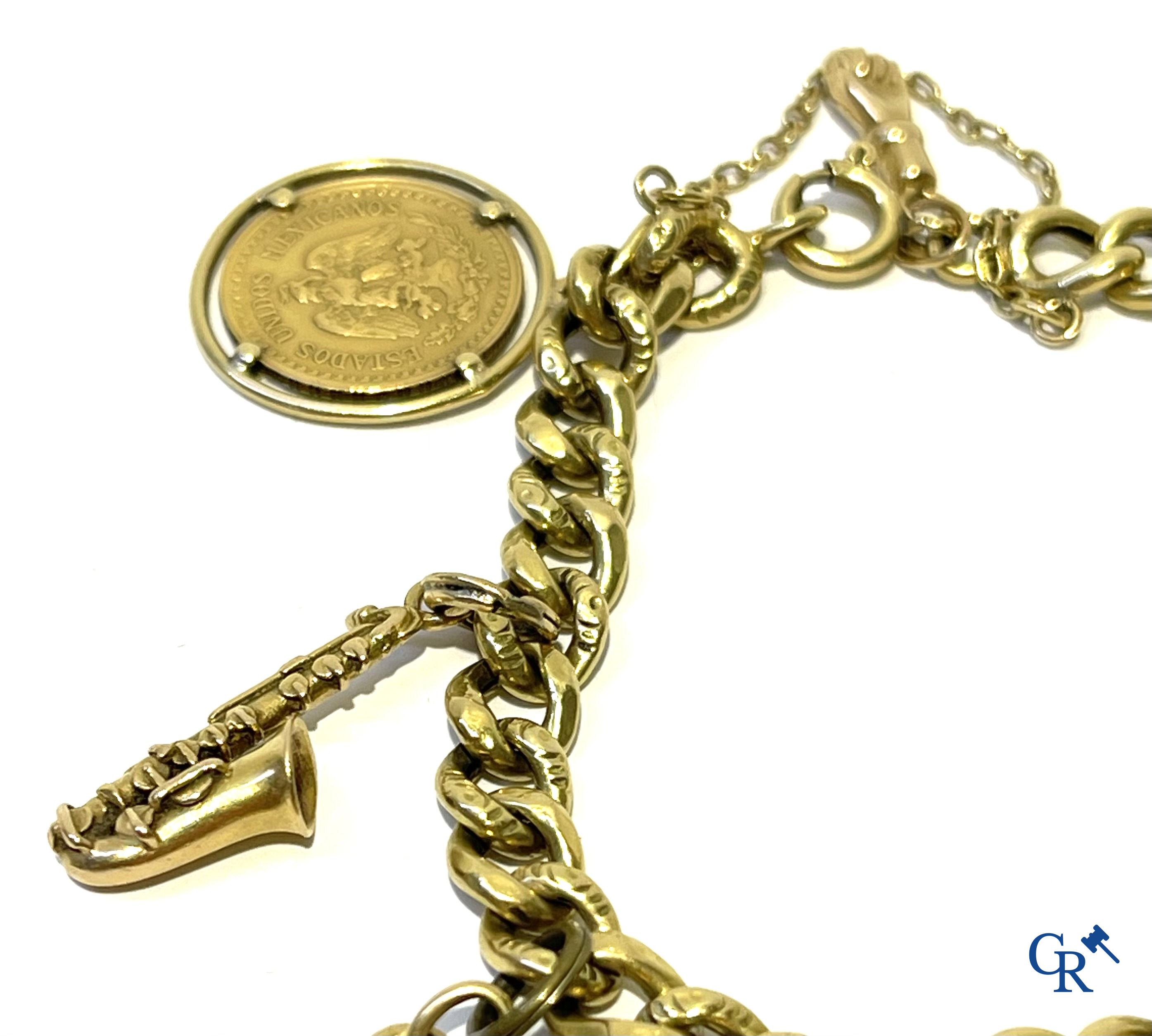 Juwelen, een bladvormige broche in goud 750°/00 en een bedelarmband in verschillende gehaltes goud.