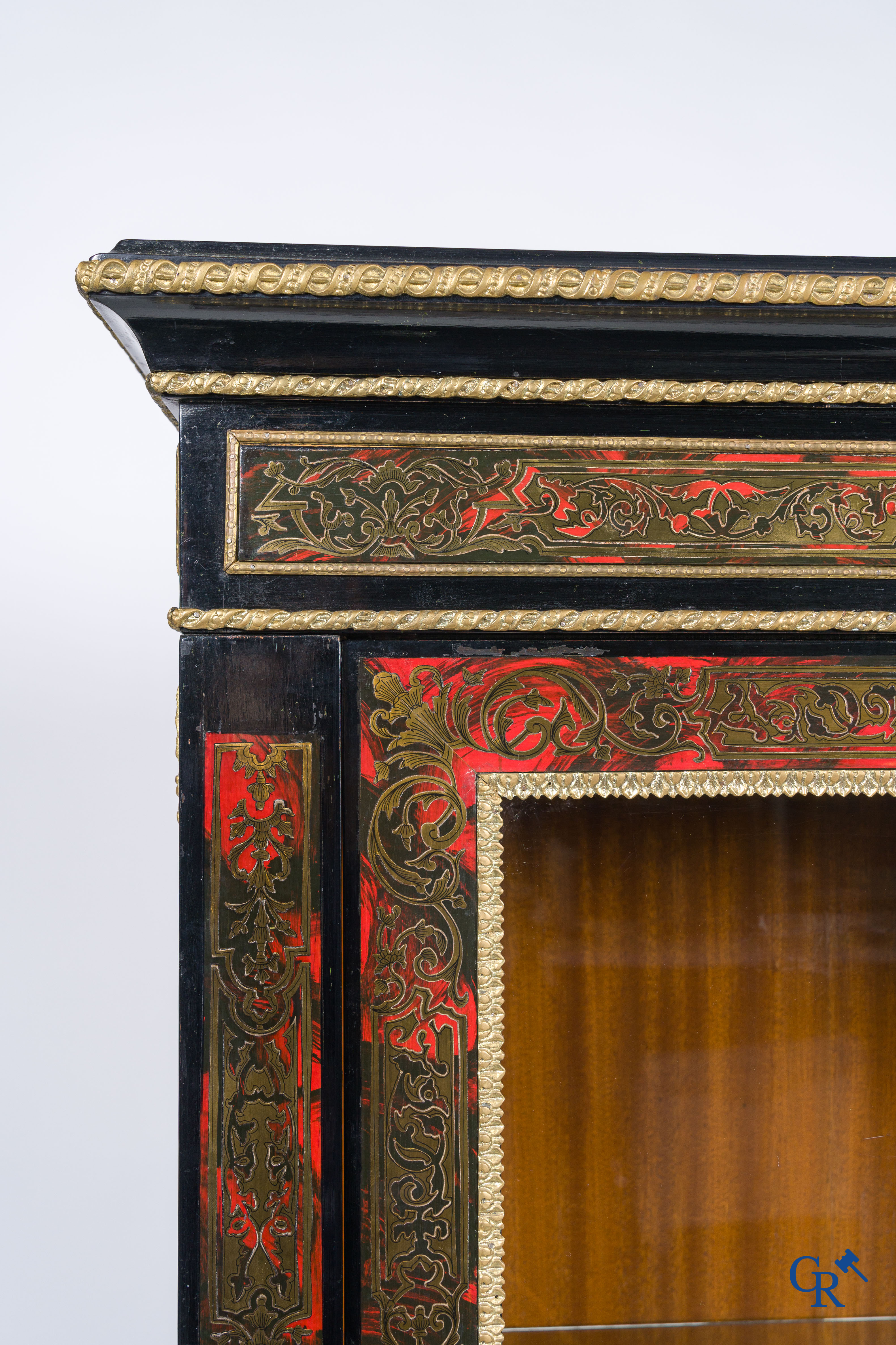 Een 1 deurs vitrine meubel met Boulle marqueterie. 19de eeuw.