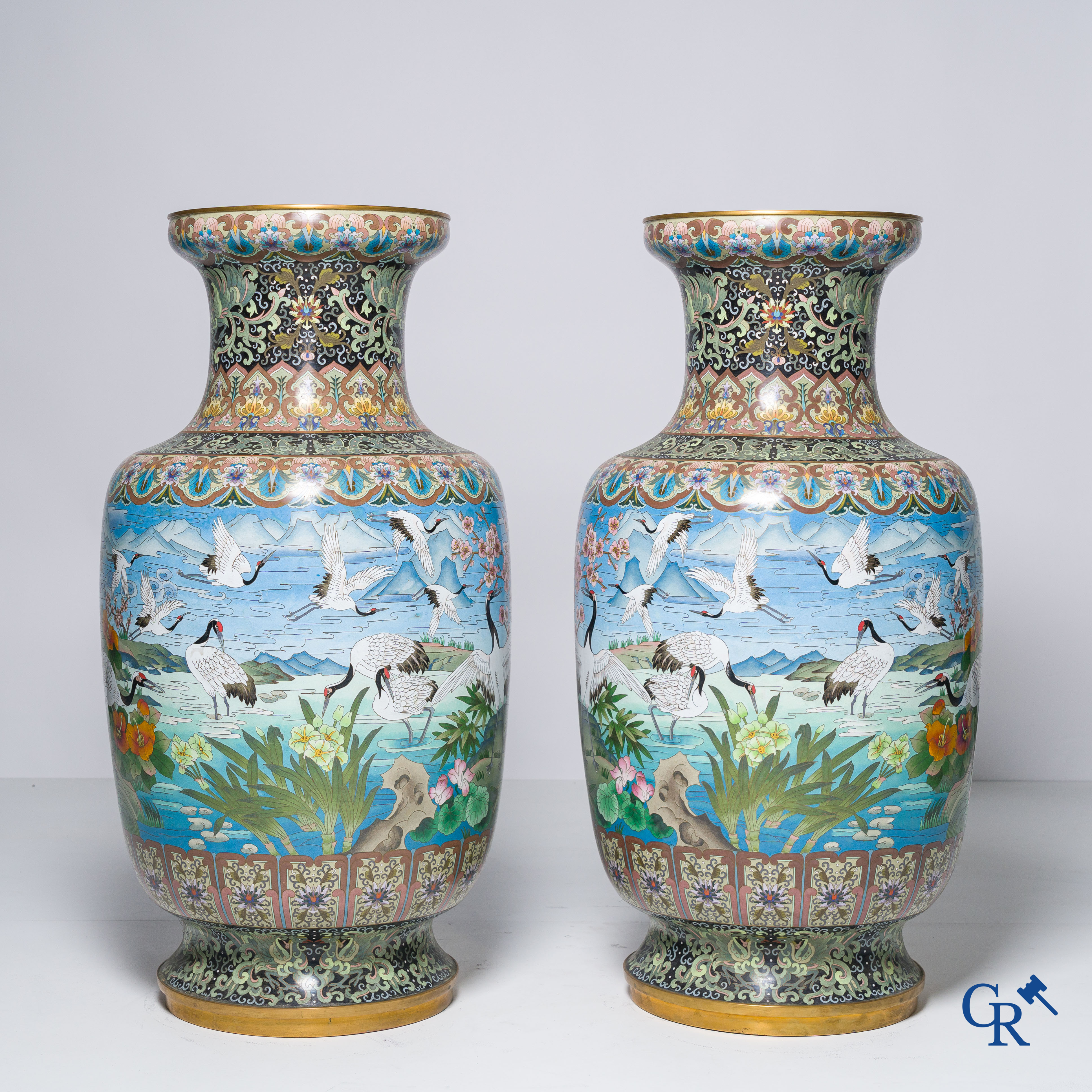 Aziatica, een imposant paar cloisonné vazen met kraanvogels. 20ste eeuw.