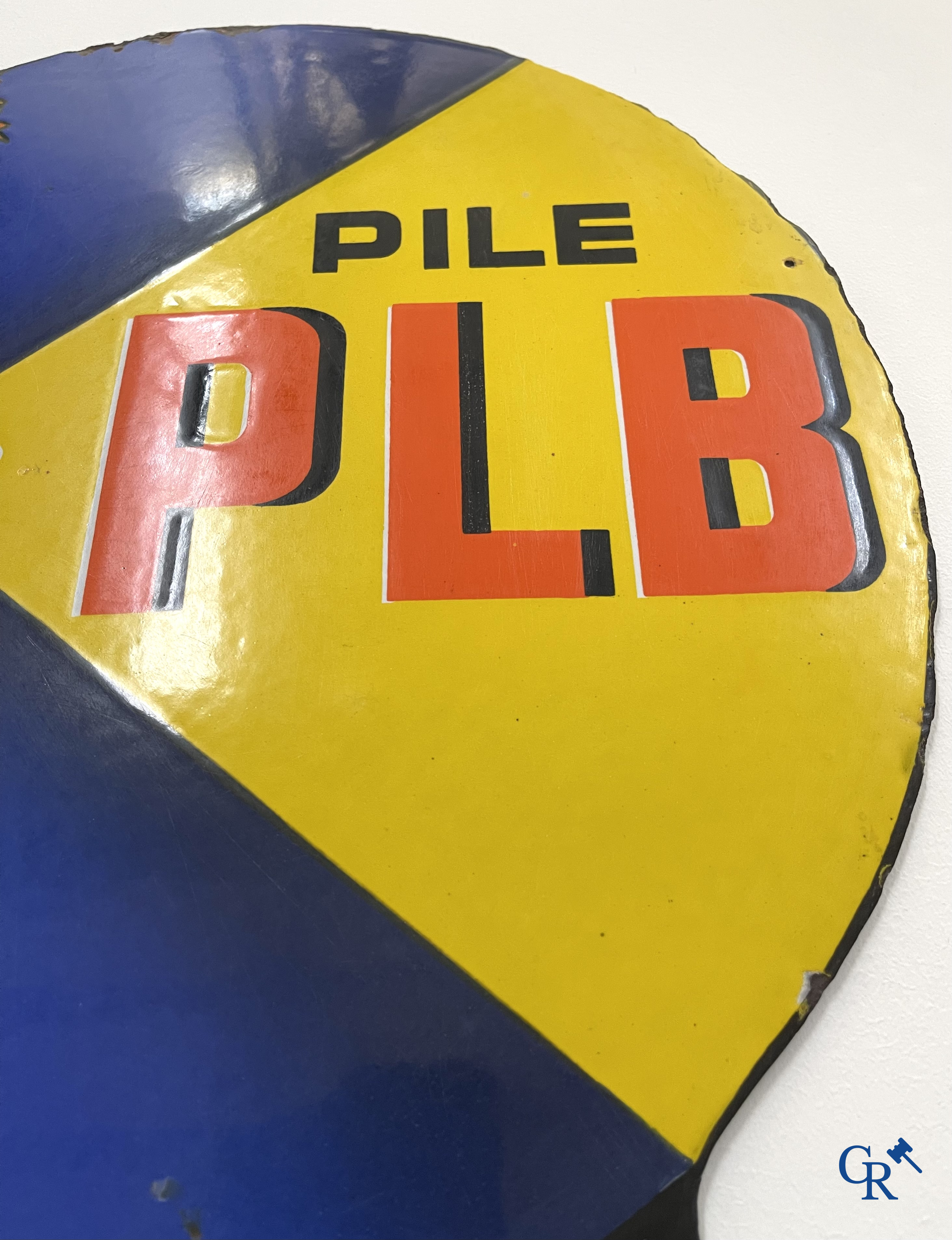 Pile PLB Vélos. Plaque émaillée publicitaire double face pour batteries de vélo PLB. Emailgraph. Bruxelles, 1940.