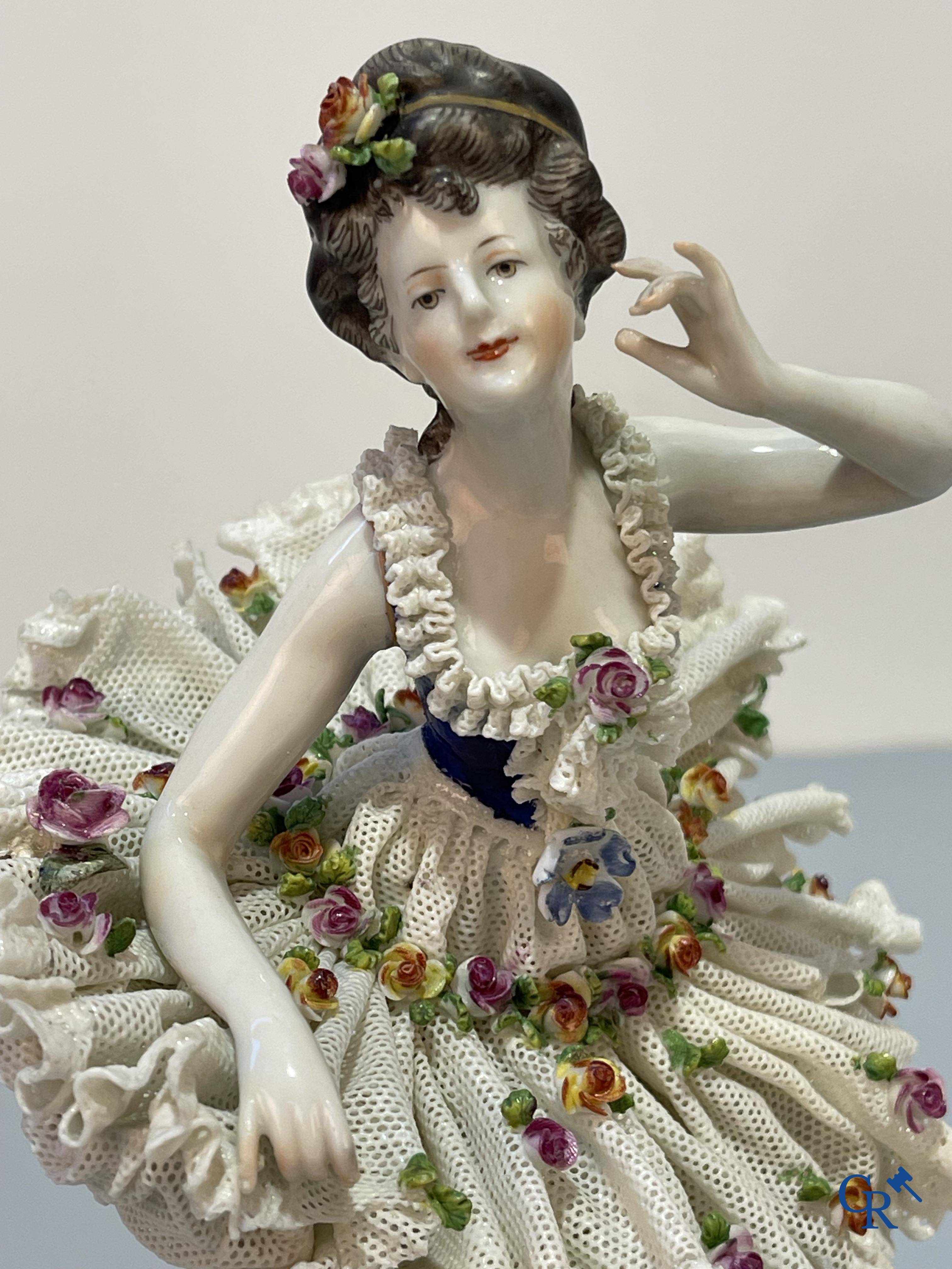 Porcelaine européenne, Ludwigsburg, danseuse en porcelaine en dentelle "lace porcelain" allemande finement décorée.