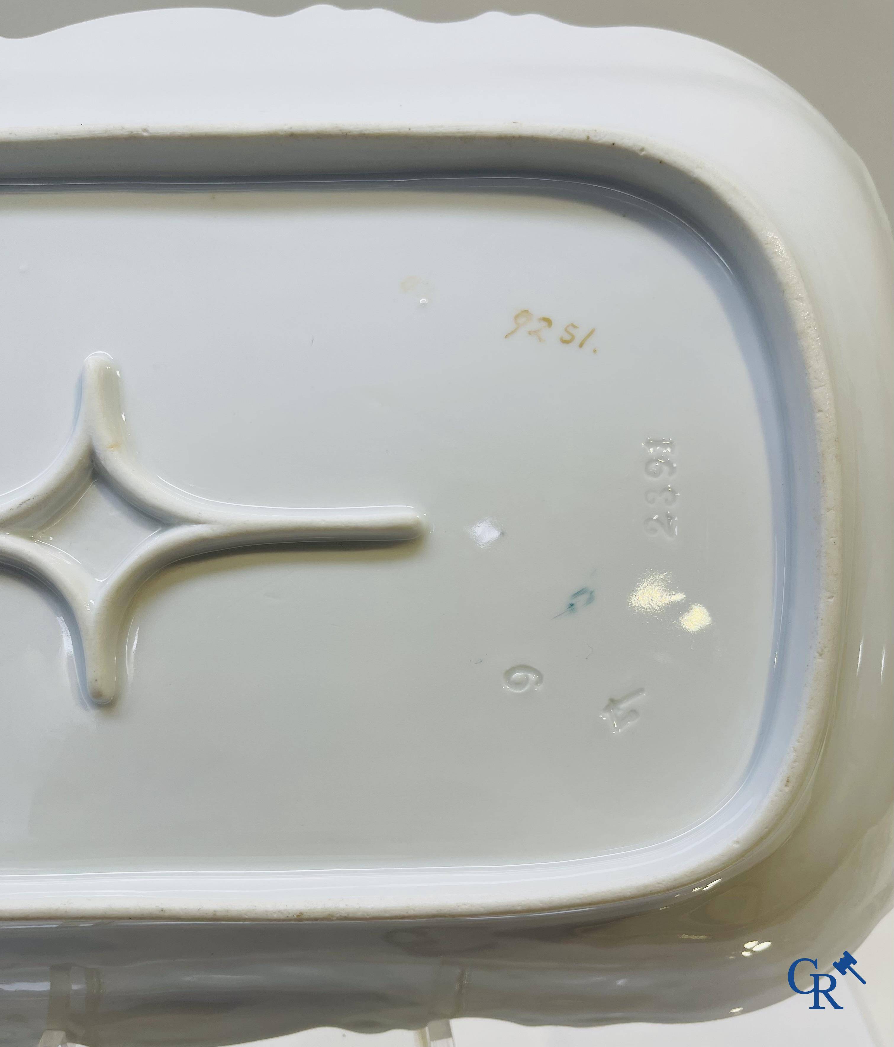 Extraordinaire service de table en porcelaine de Bruxelles à décor de poissons d'eau douce.