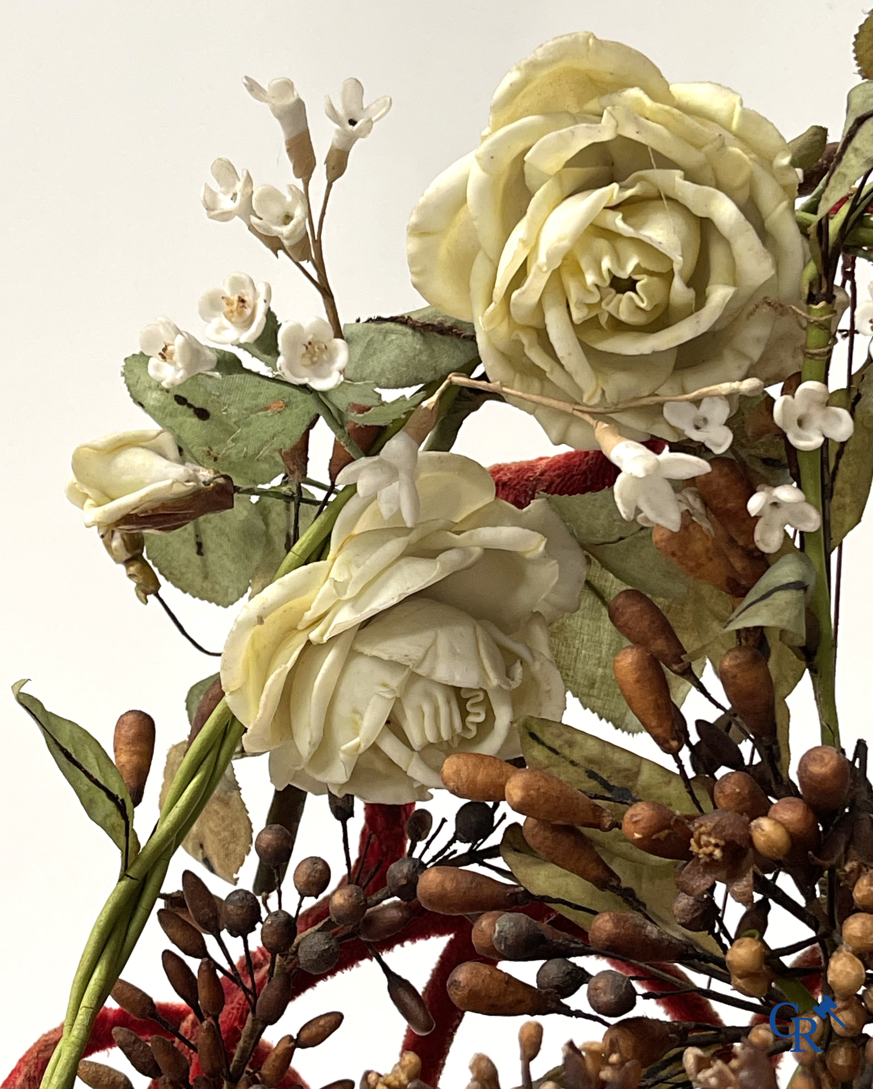 2 exceptional globes in glass with a wedding bouquet in basket shape, decorated with flowers in fine porcelain. Circa 1900.