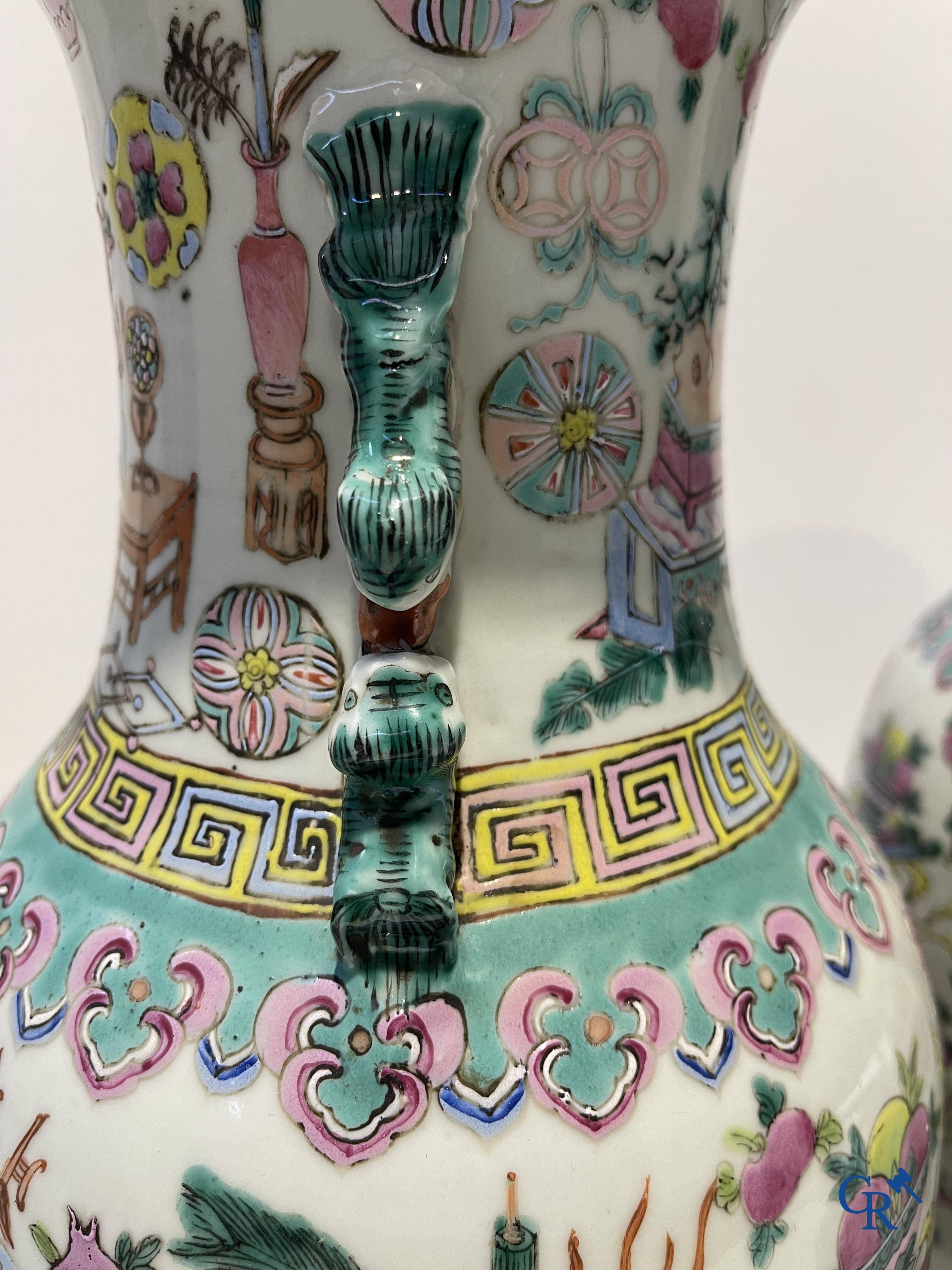 Art Asiatique, porcelaine chinoise. Une paire de vases chinois avec un décor d'antiquités. 19ème siècle.