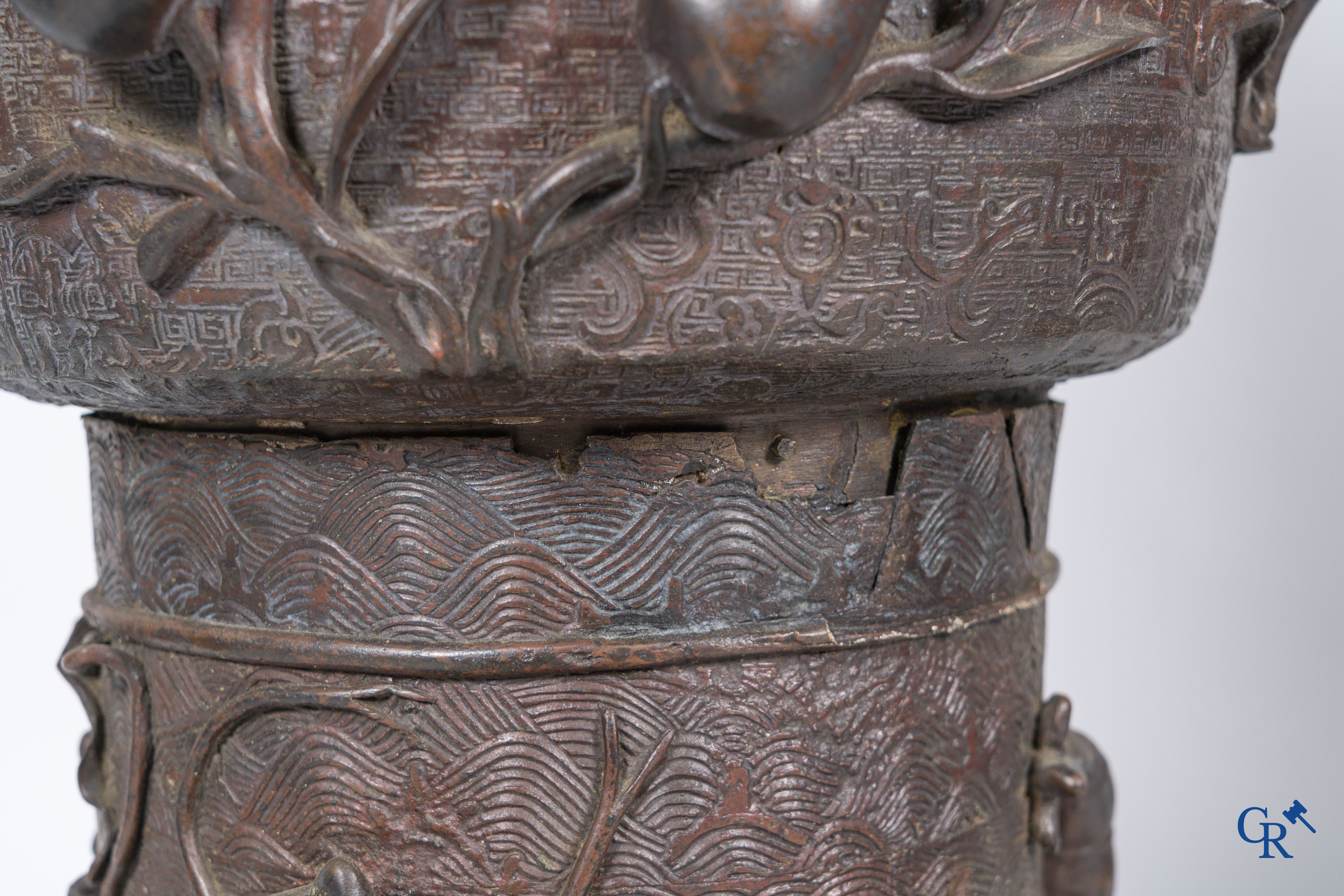 Aziatica, een imposante bronzen Chinese vaas op een sokkel in Chinees hardhout.