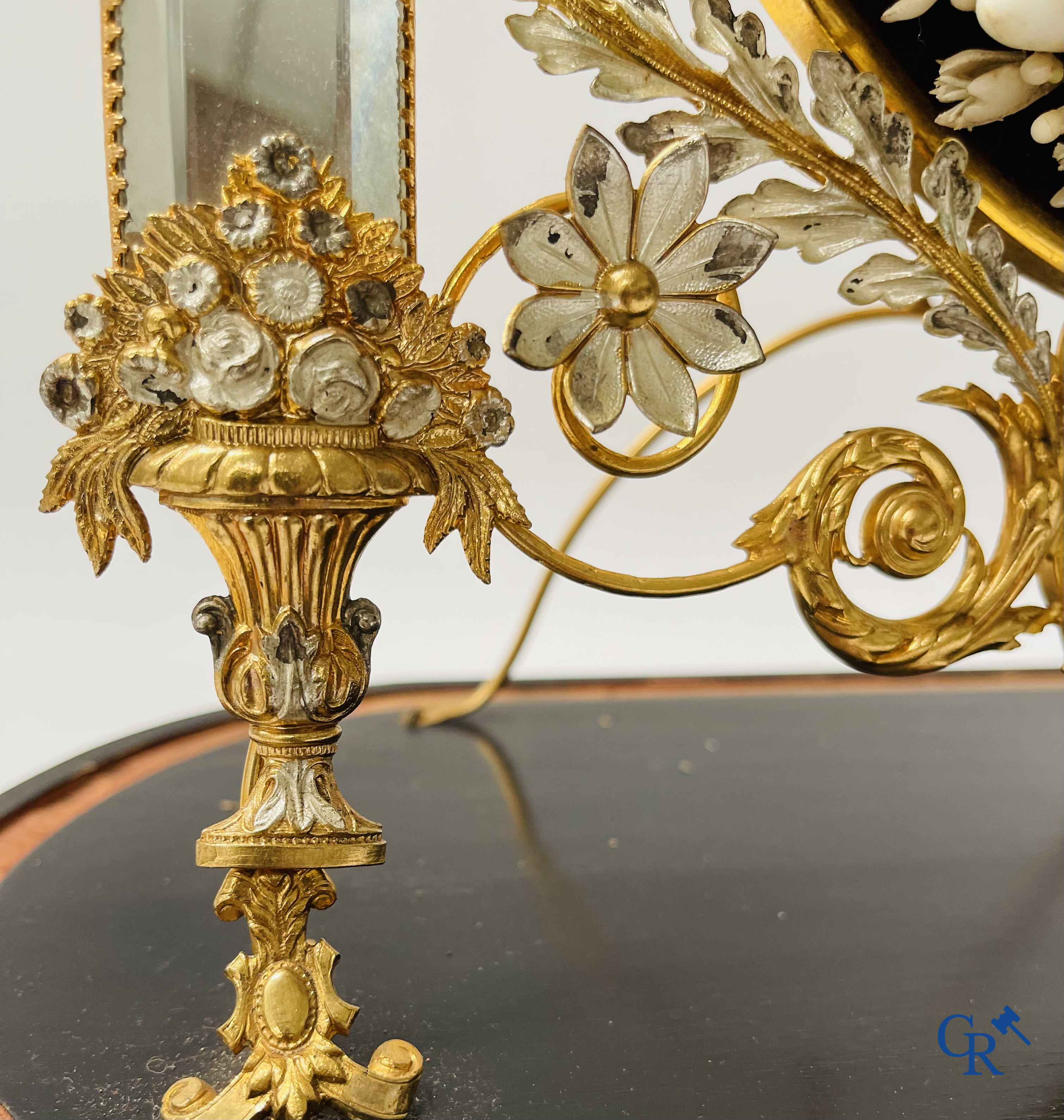 An exceptional glass dome with a bridal bouquet. Mirrors in gilded and silvered brass. Circa 1900.