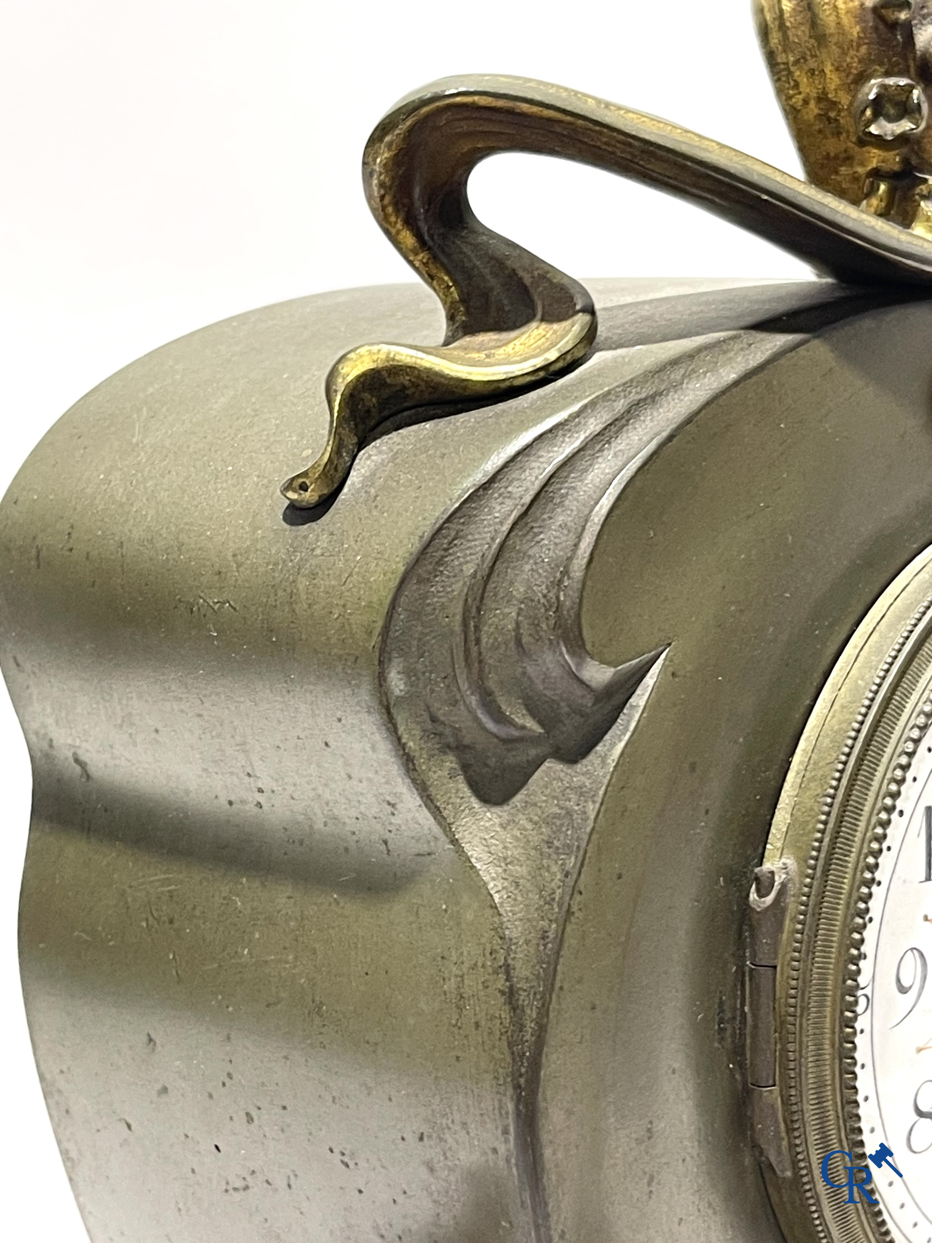 Art Nouveau, een 3-delige bronzen schouwgarnituur in Jugendstil. Circa 1900.