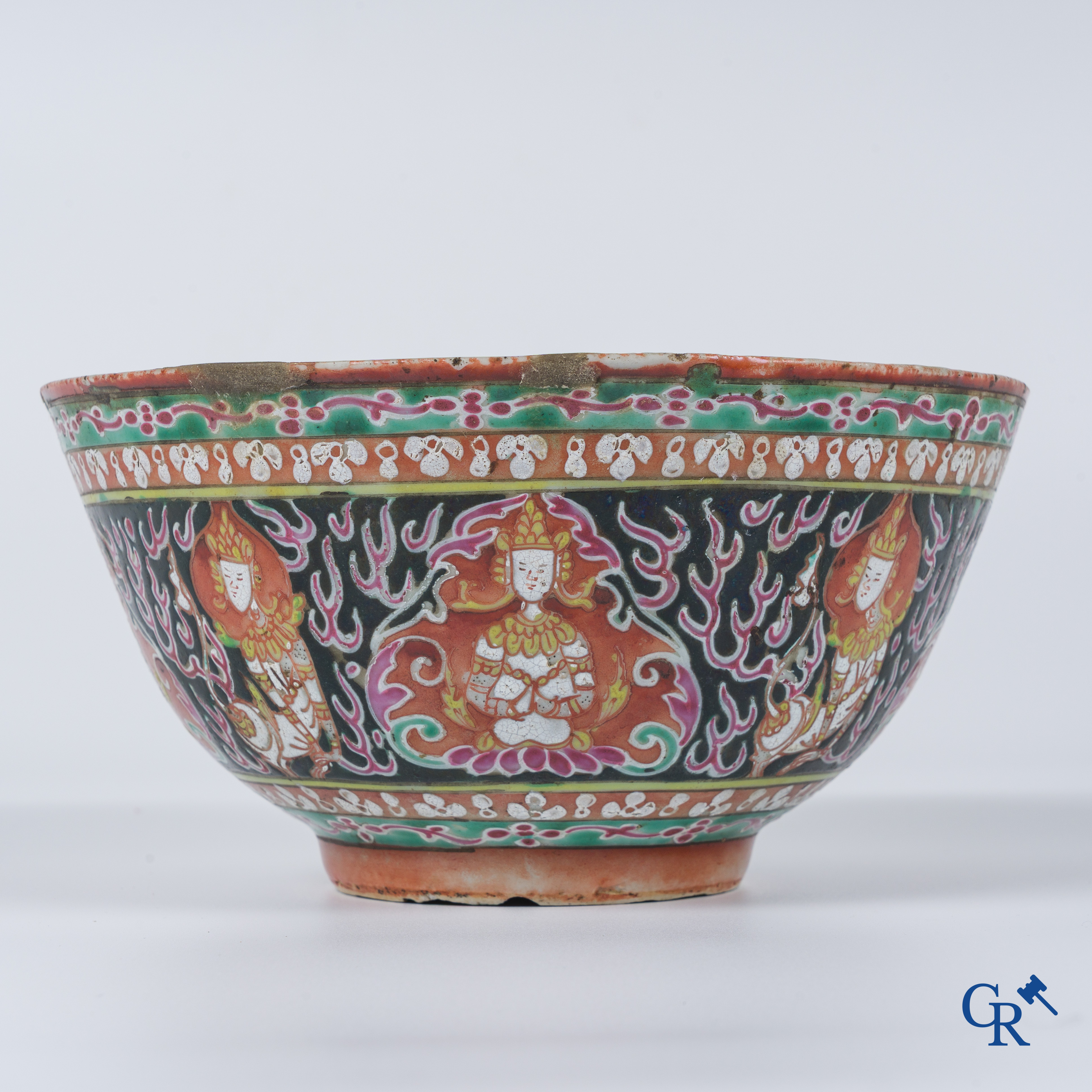 Een Chinese kom in Bencharong porselein. 19de eeuw.