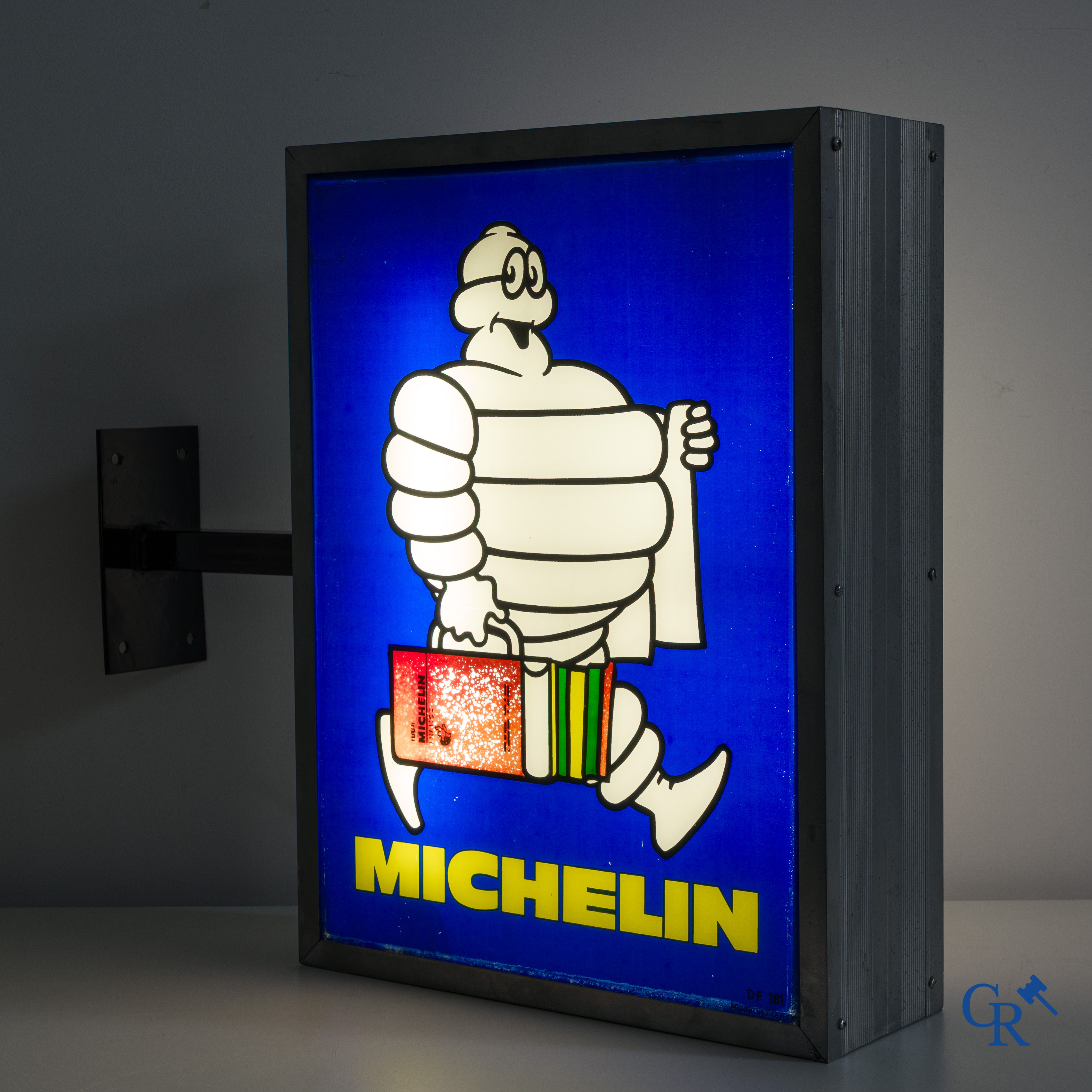 Michelin, Zeldzame lichtreclame in aluminium en plexiglas voor de Michelin gidsen en kaarten.