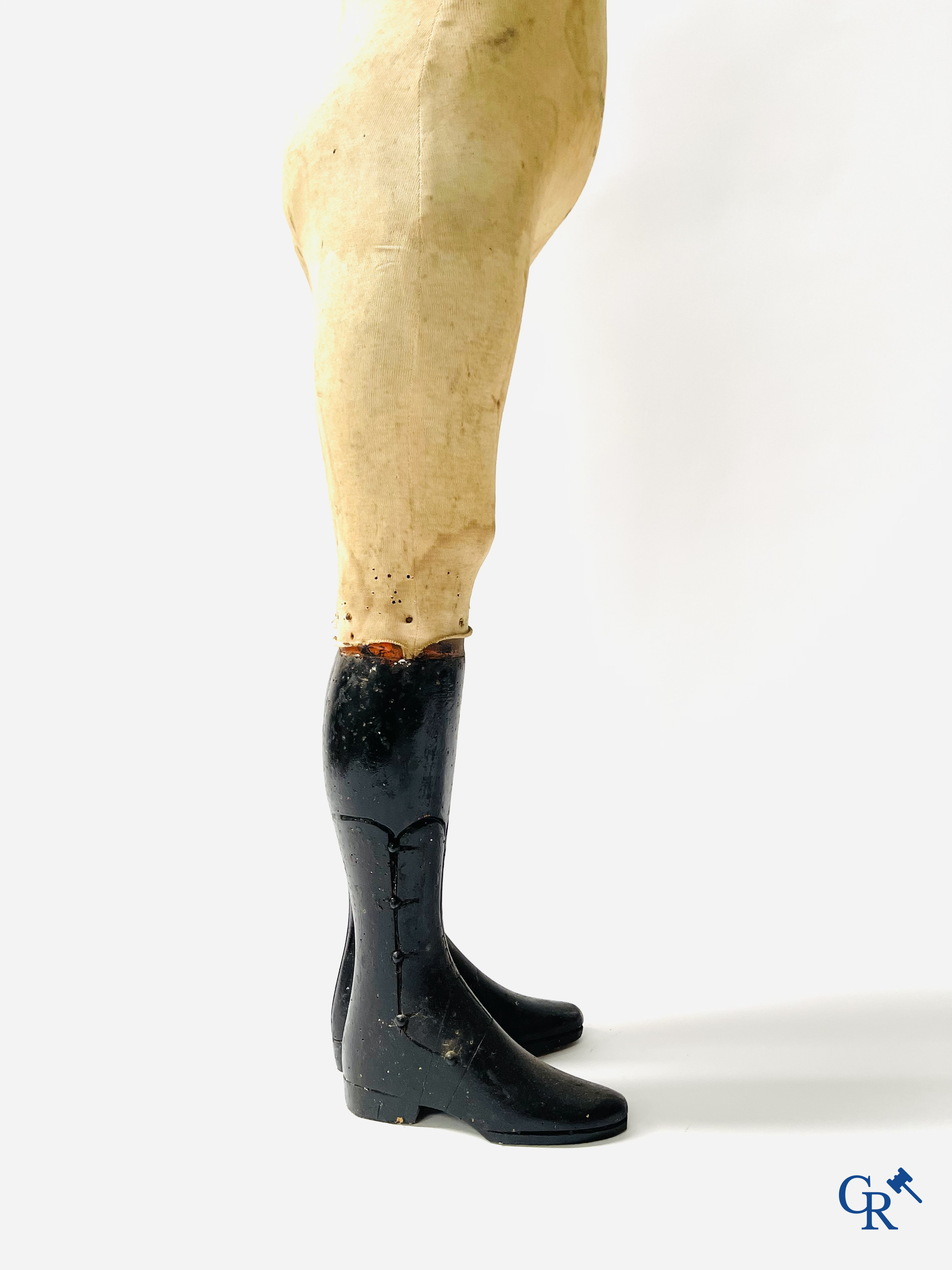 François Gauthier en Buste Jourdan, een mannequinpop in de stijl van Stockman met porseleinen hoofd. Circa 1900.