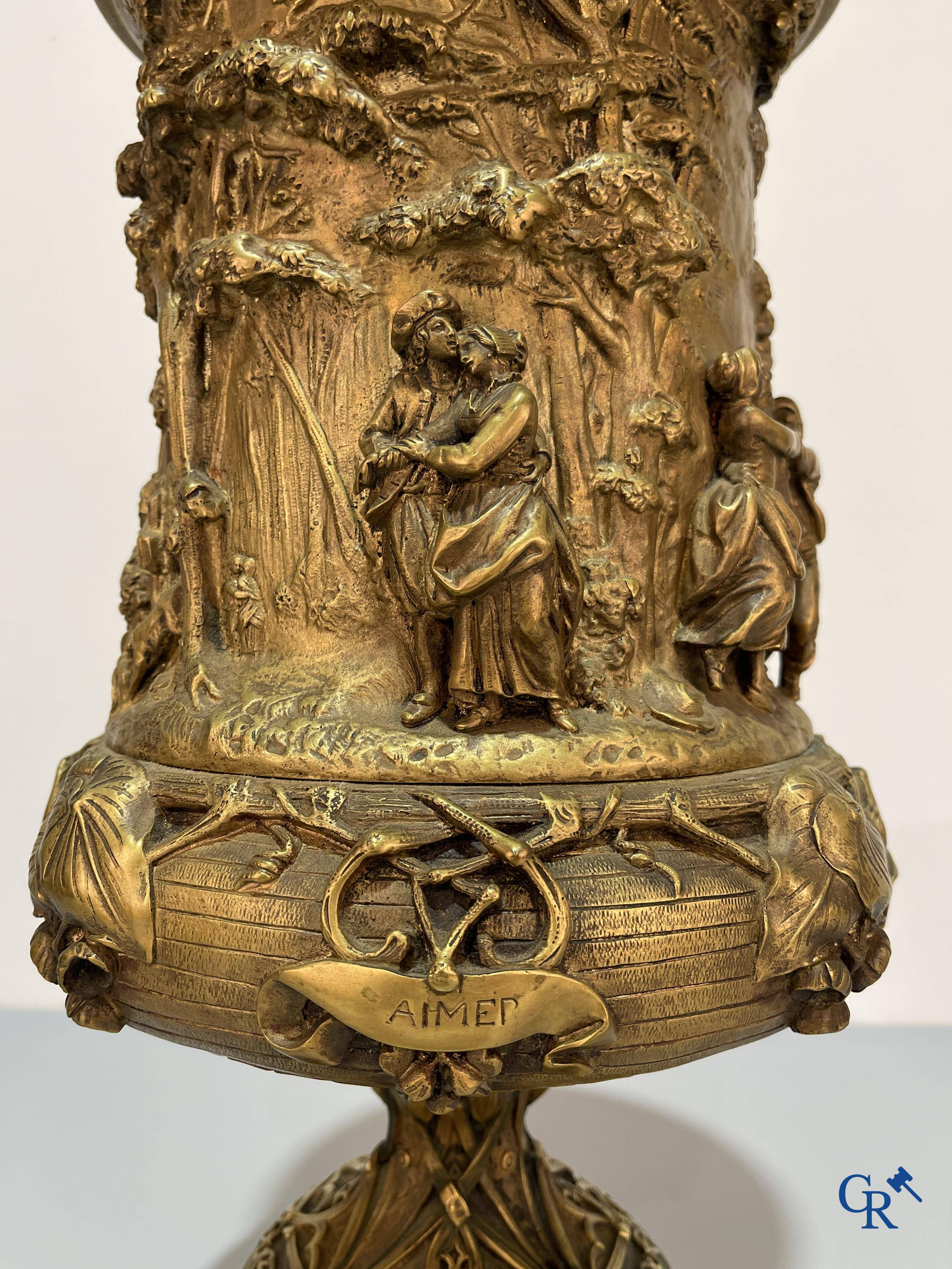 Un imposant pot à tabac en bronze finement travaillée avec les inscriptions "aimer, danser, fumer, boire".<br />
19ème siècle.