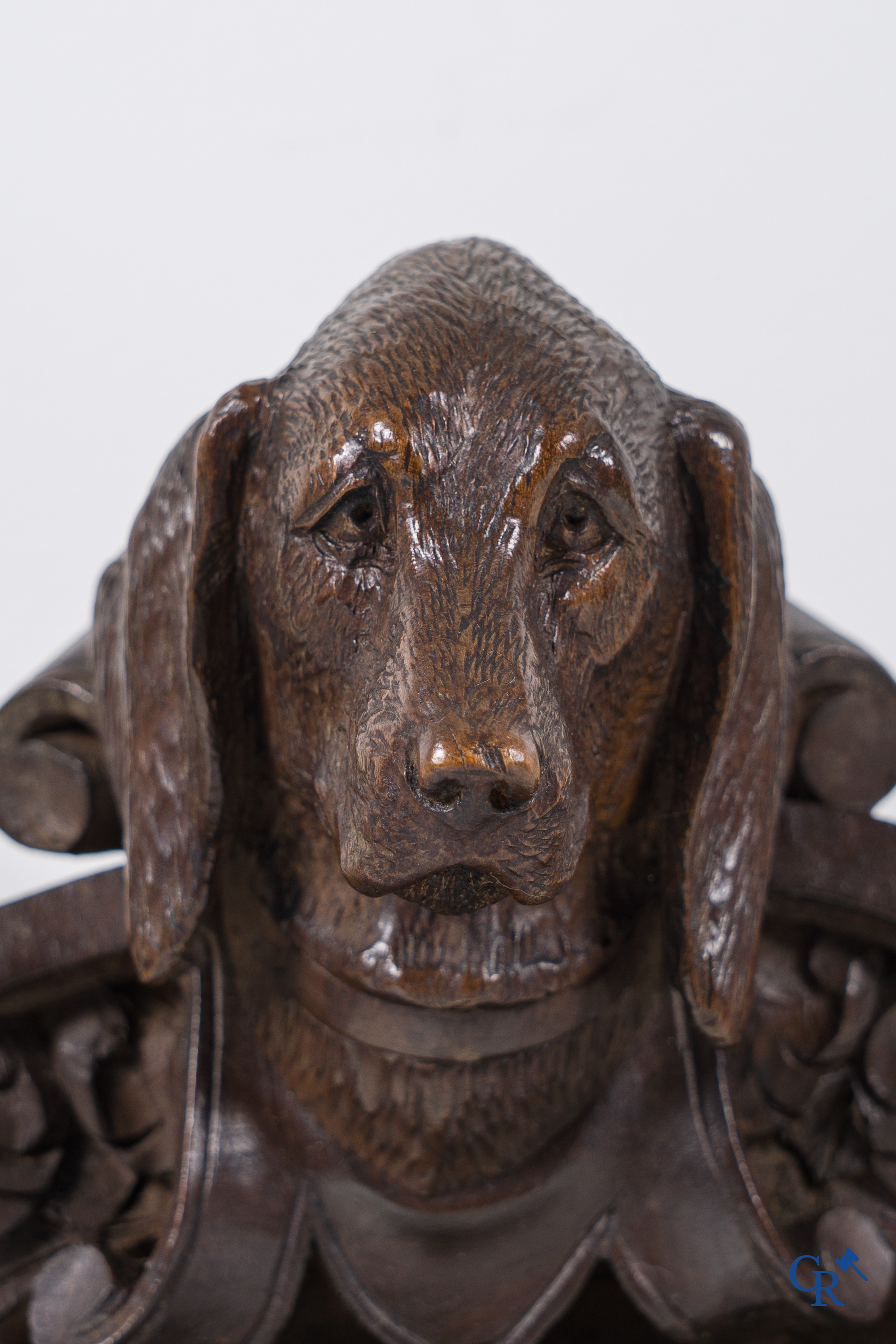 Zwarte woud houtsnijwerk. Sleutelkast in rijkelijk gesculpteerd hout met jachttaferelen. Circa 1880.