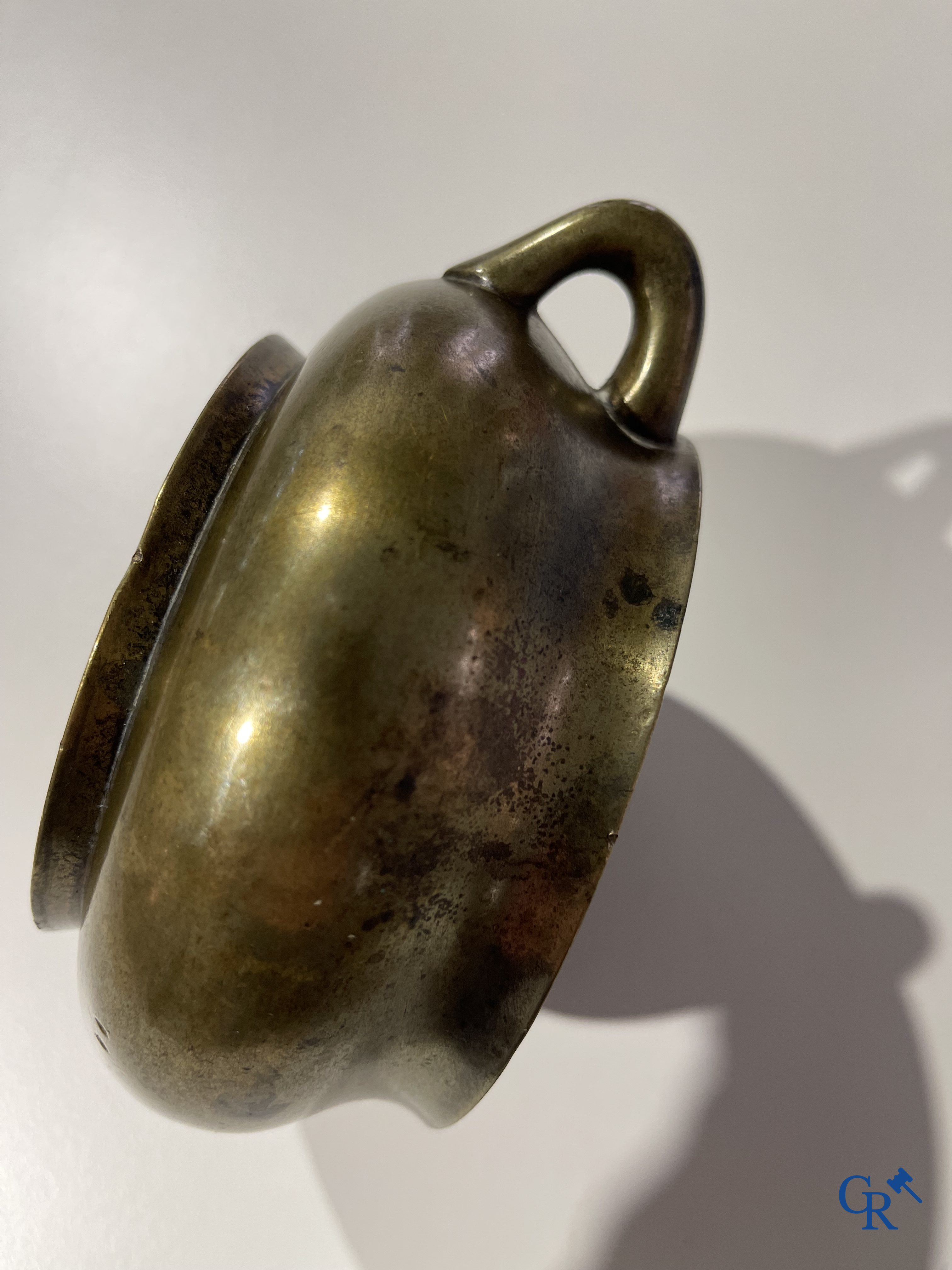 Aziatica, een Chinese bronzen wierookbrander. Chóngzhēn Dīngchǒu nián zhì 崇禎丁丑年製 mark, gedateerd 1637.