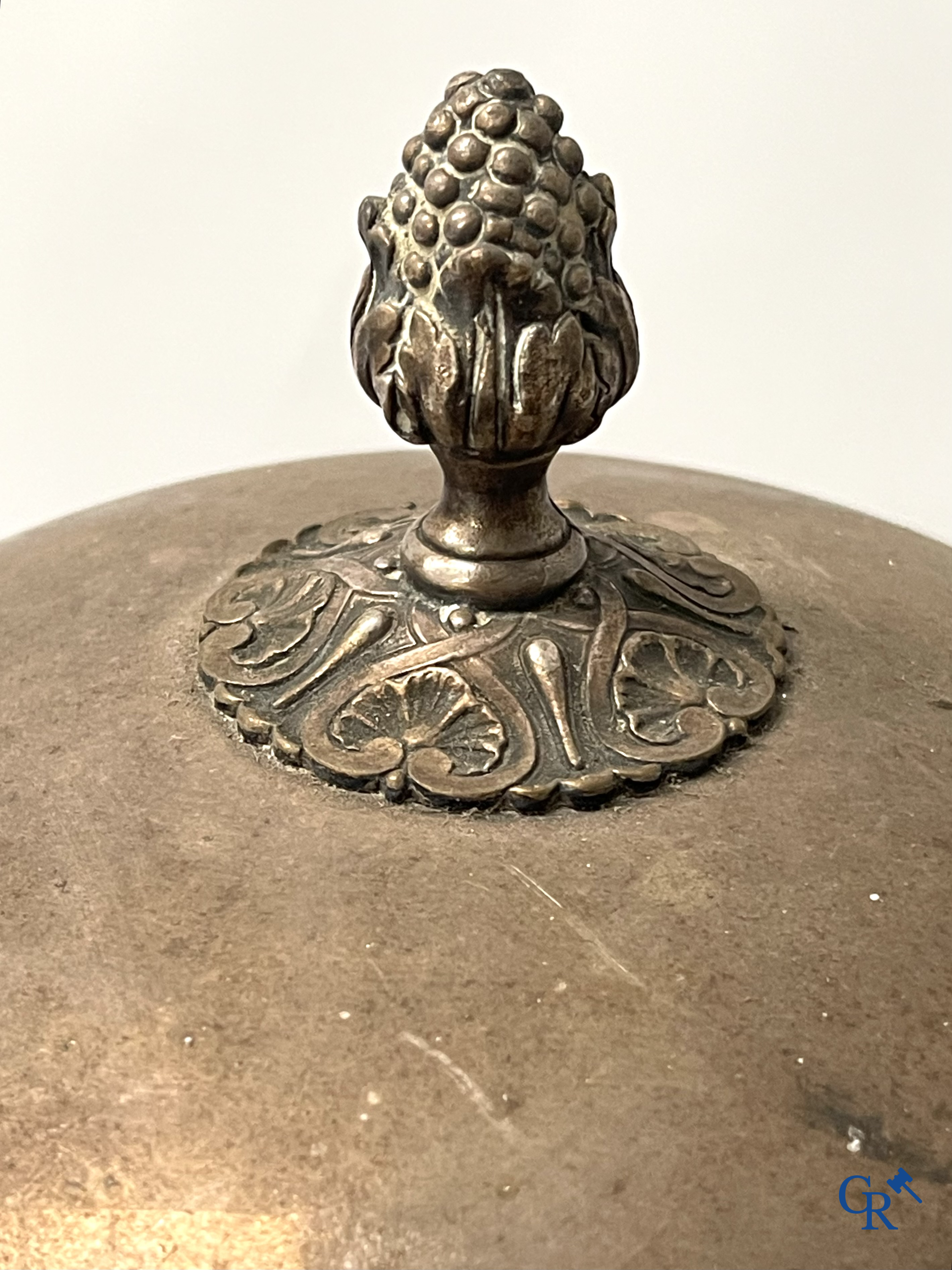 Een reeks van 10 verzilverde bordklokken, een karaf met zilver montuur, zilveren servietringen, een strooibus, enz.