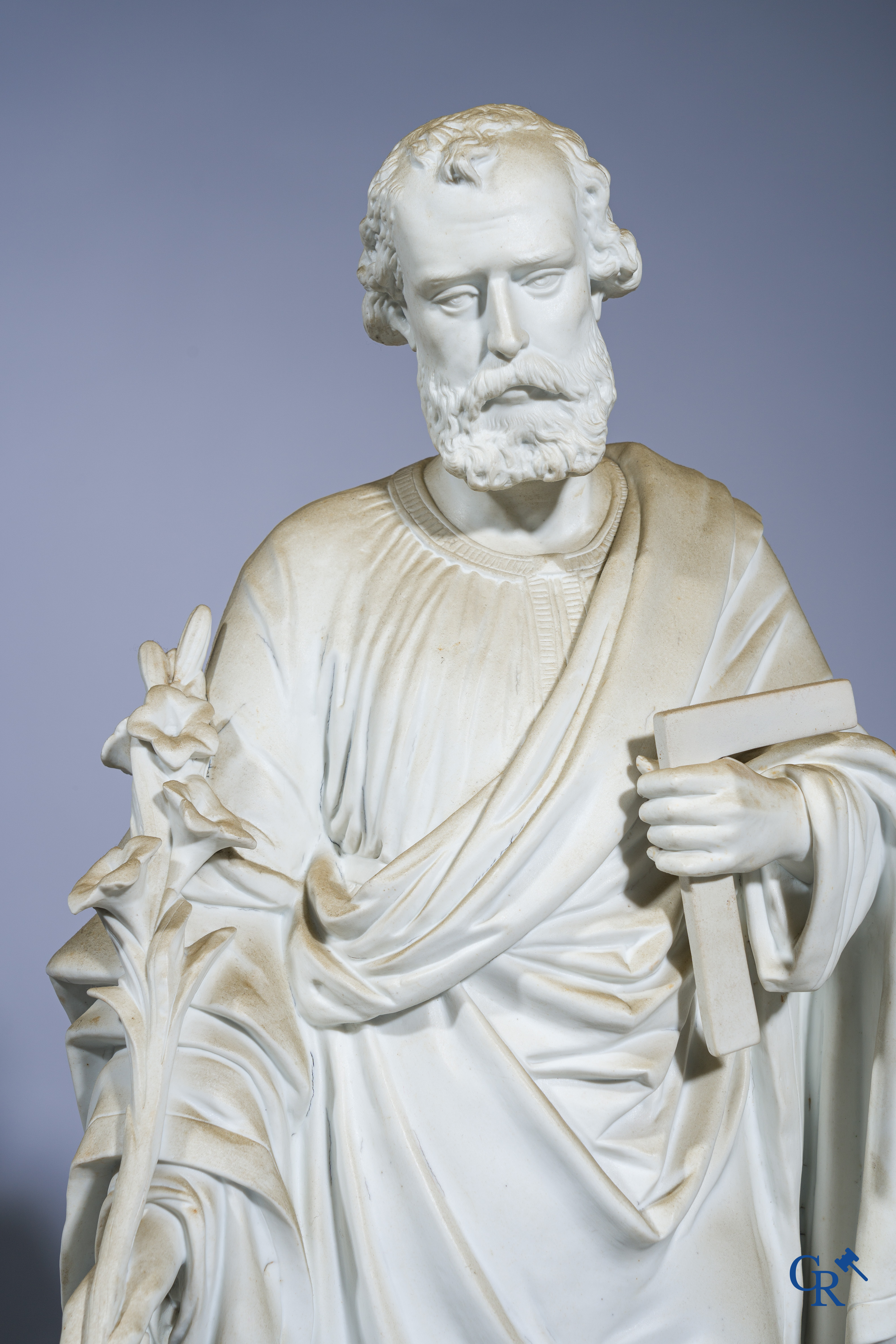 Religieuze objecten, een paar imposante beelden in witte biscuit op een losse sokkel. 19e eeuw.