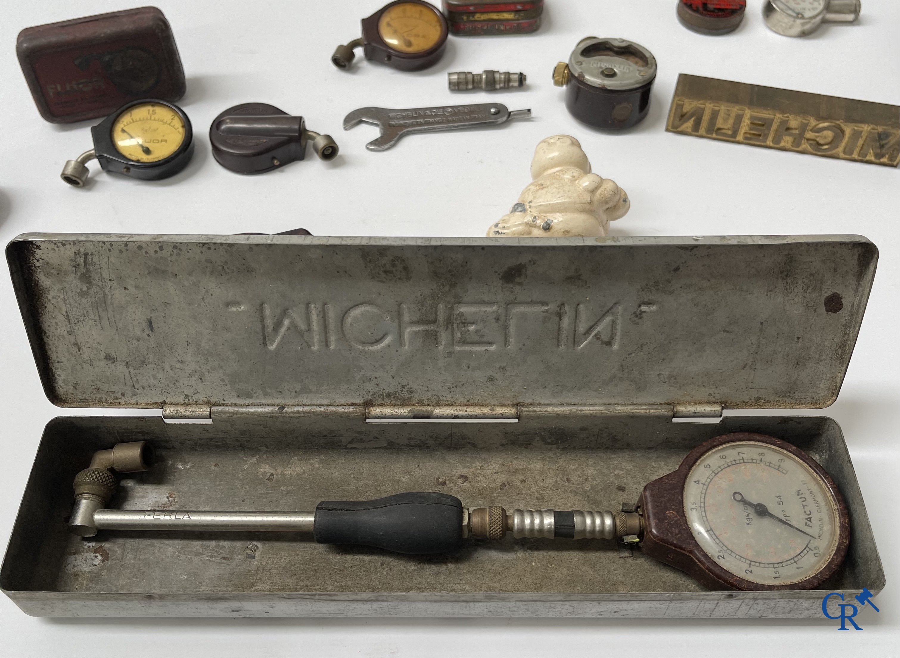 Michelin, een groot lot reclame objecten en meetinstrumenten voor Michelin banden.