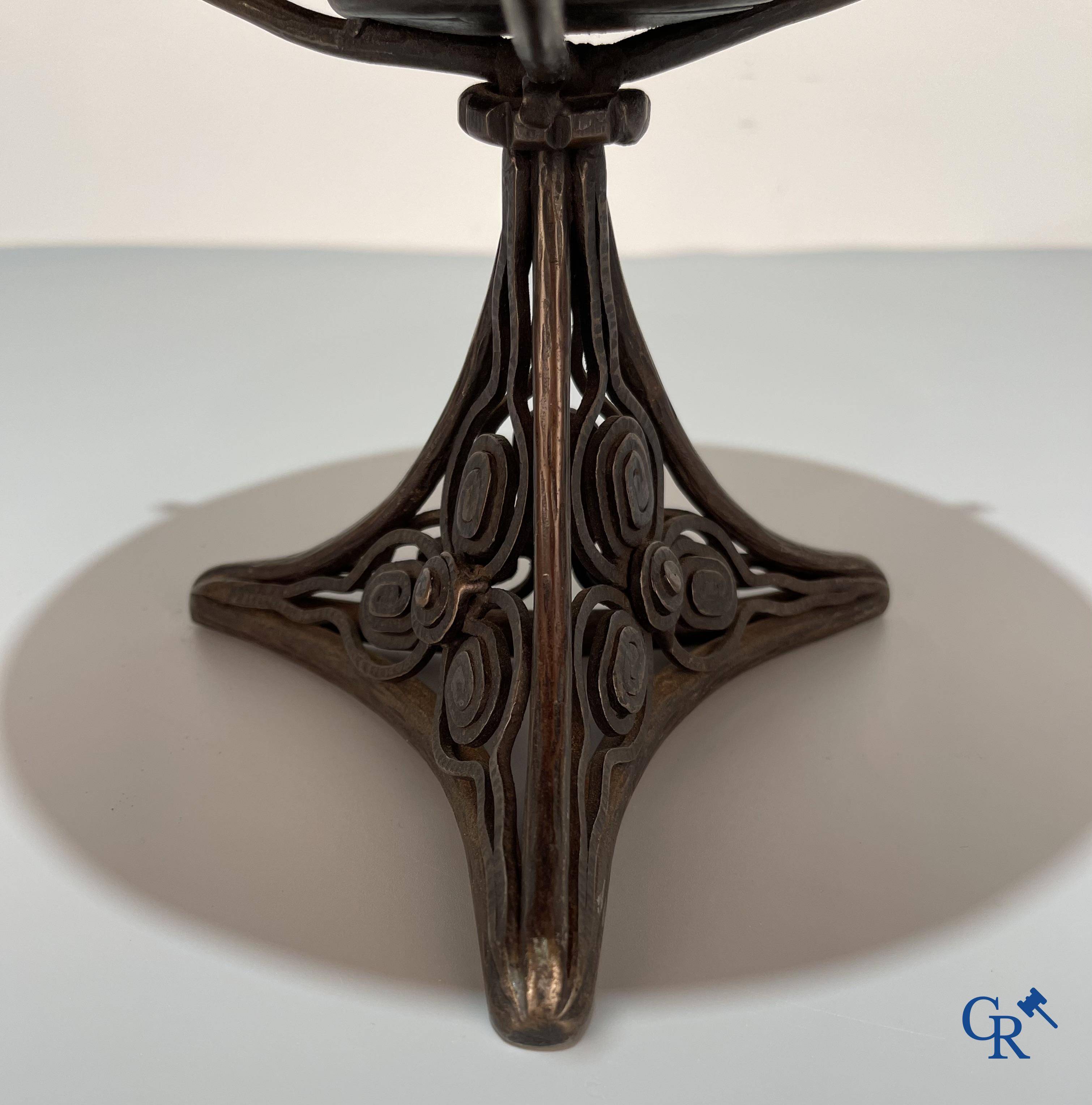 Camille Fauré (1874-1956), Un grand vide poche Art déco en cloisonne sur un pied en fer forgé finement martelé.