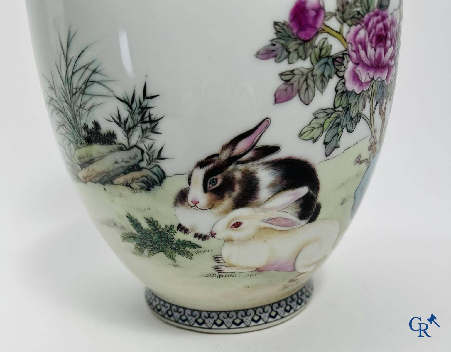 Chinese porcelain: Lot of 2 Chinese vases.