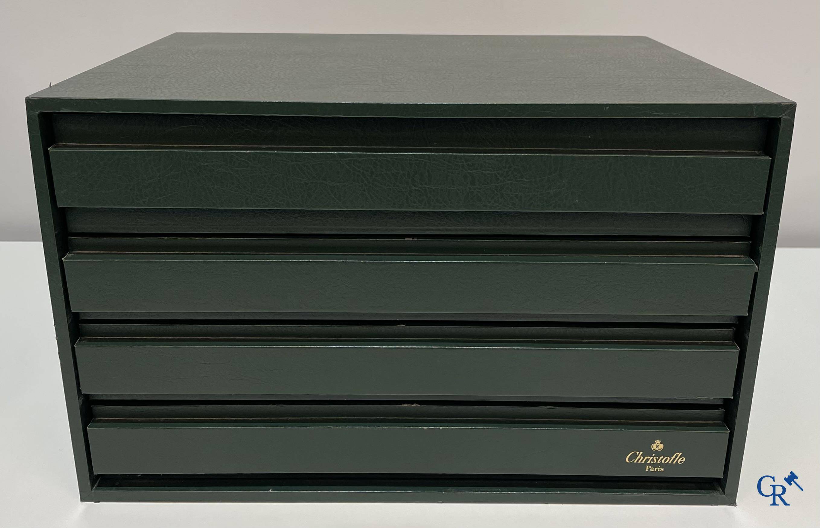 Christofle: une boîte à couverts de 155 pièces modèle Vendôme dans sa boîte de rangement d'origine.