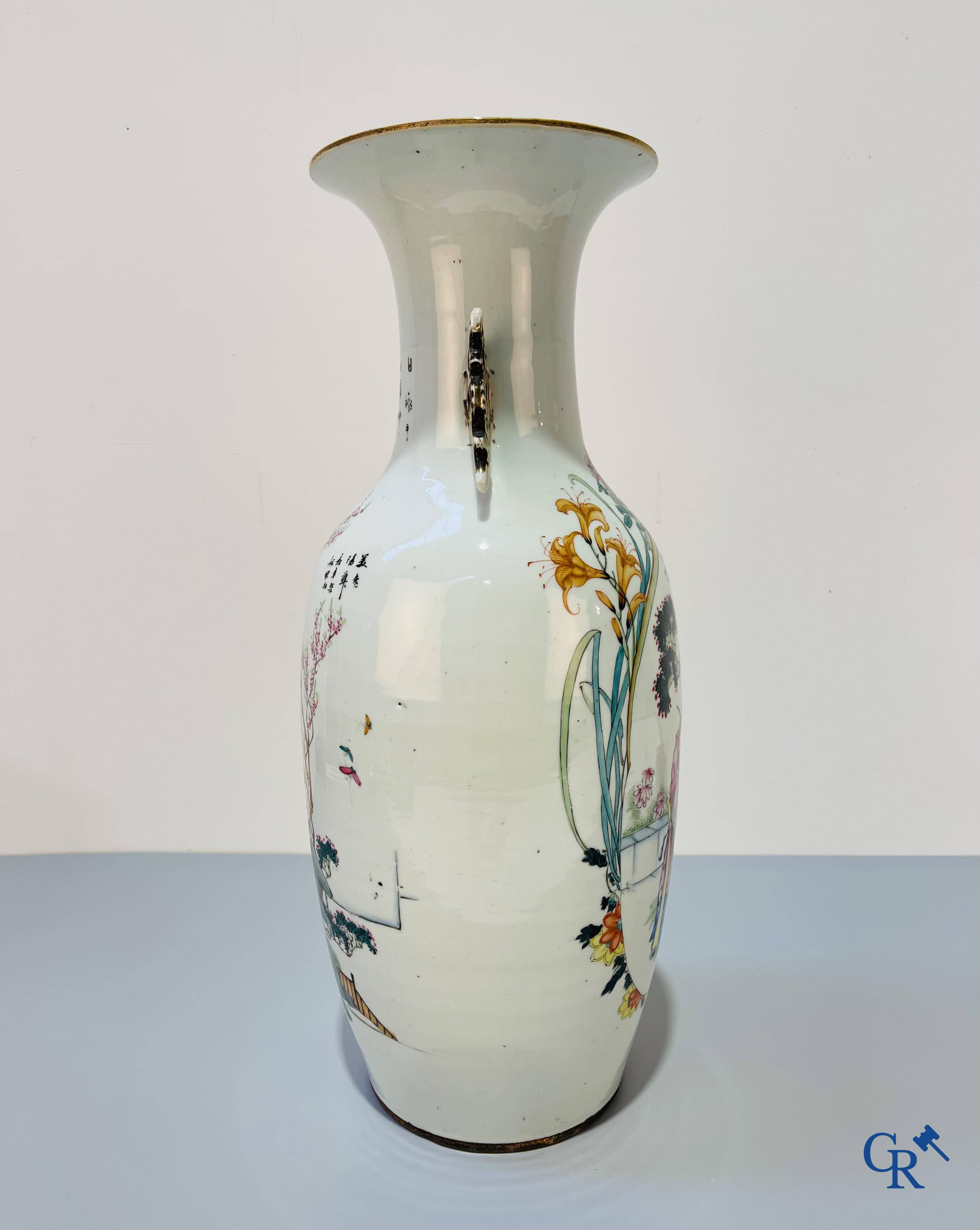 Art Asiatique, porcelaine chinoise, un vase chinois à double décor avec des sages. Période République.