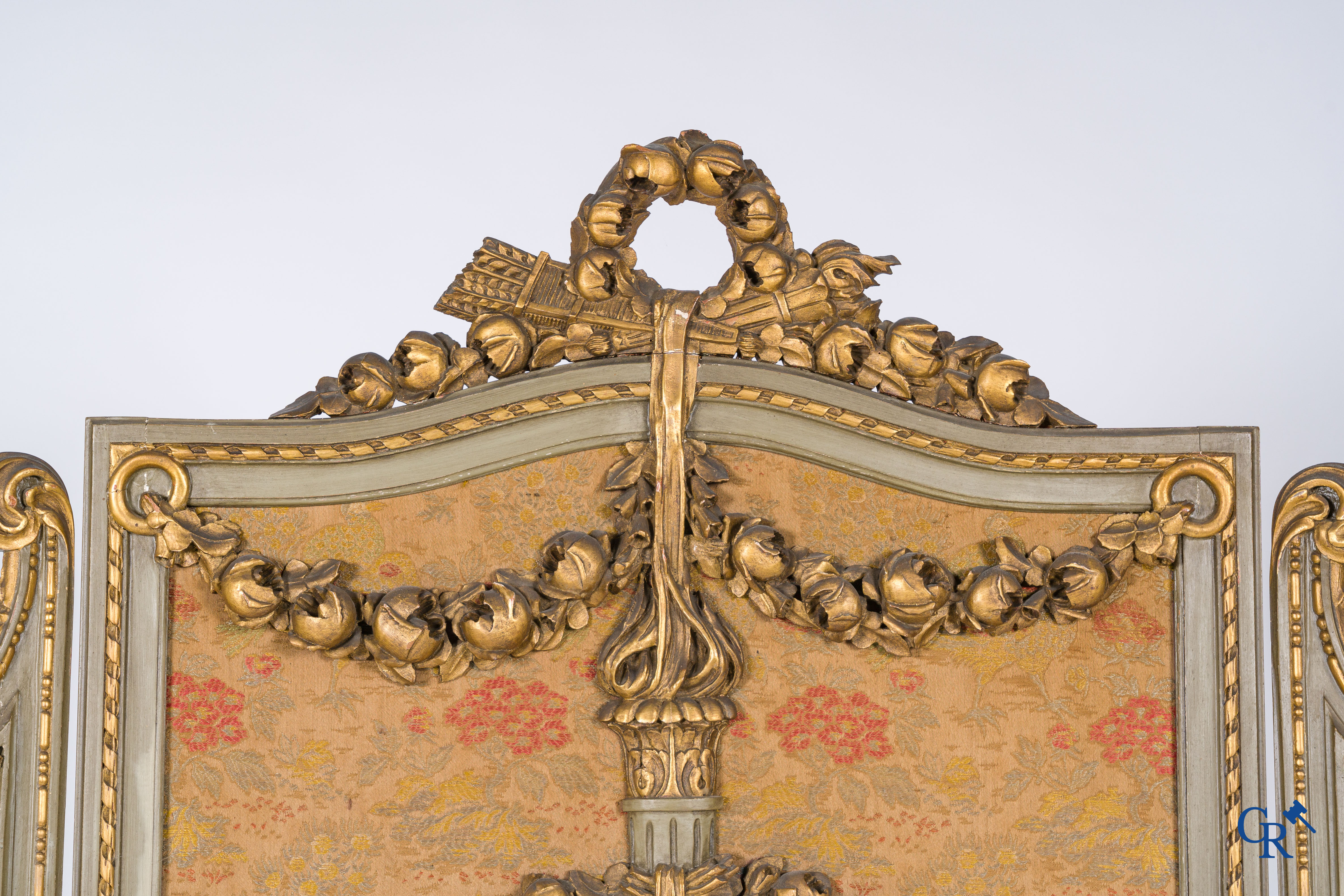 Uitzonderlijk hout gesculpteerd kamerscherm met een medaillon in LXVI-stijl. Circa 1920.