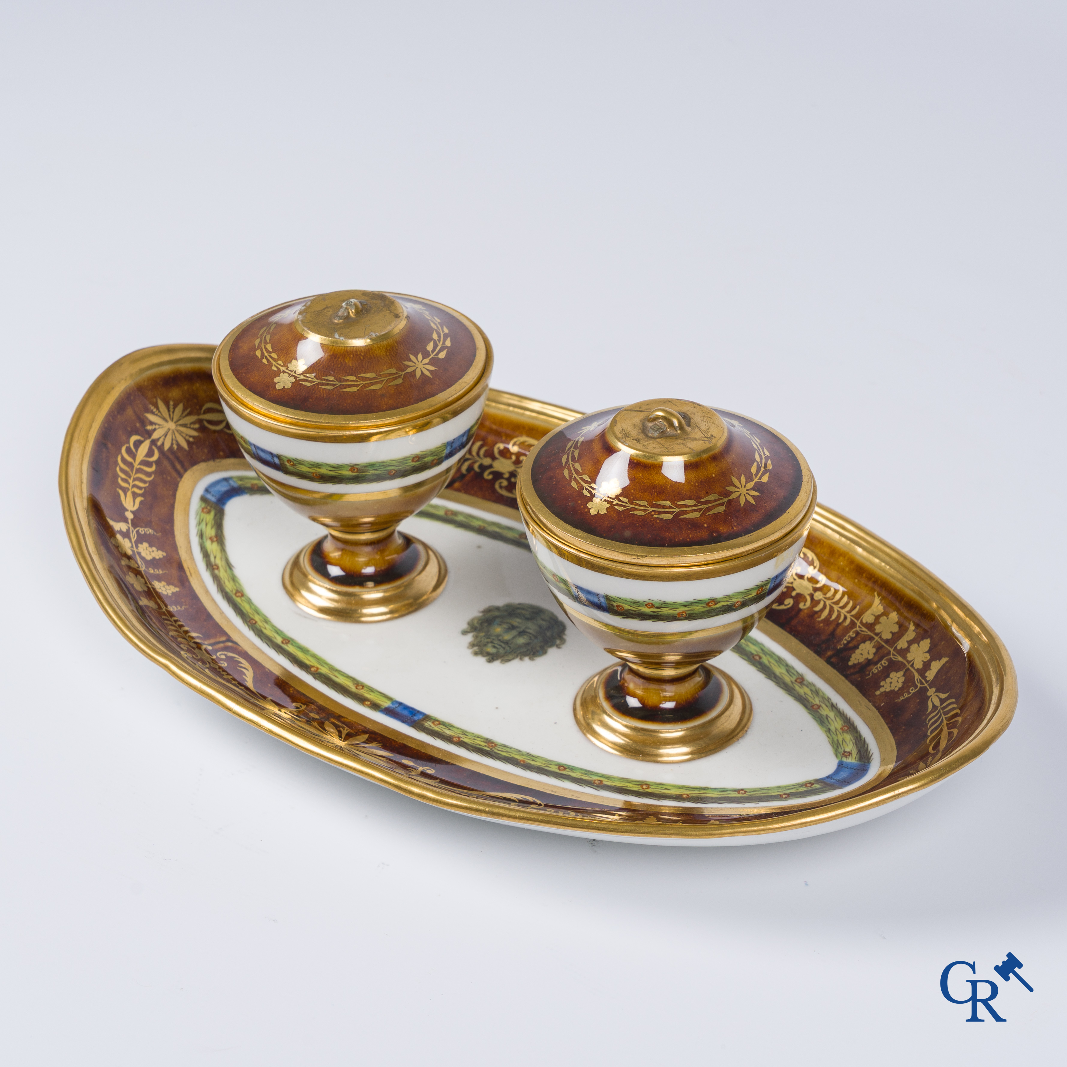 Manufacture nationale de Sèvres. Ovaal vormstuk in porselein met schildpadkleurige achtergrond. Consulaat, circa 1802.