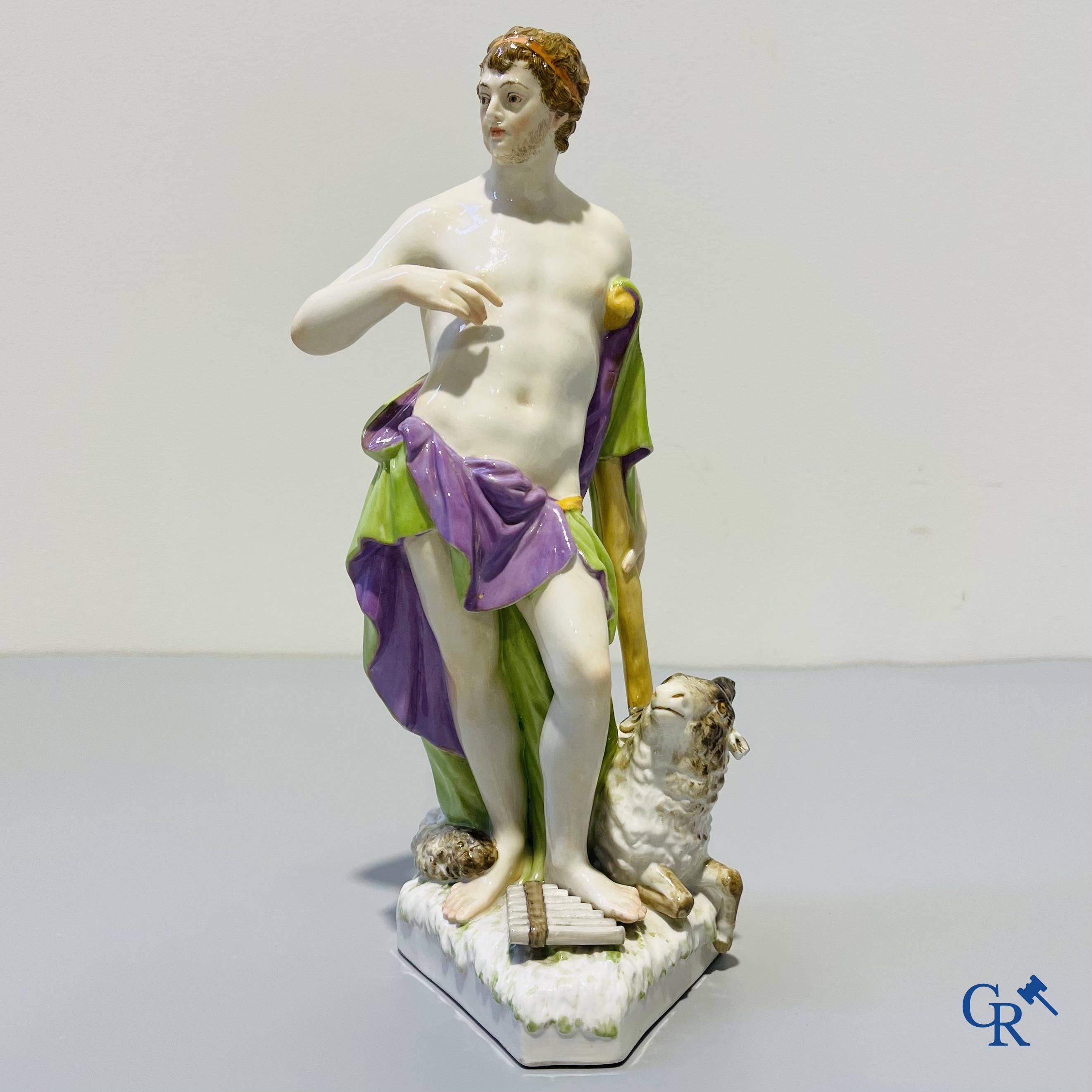 Porcelaine européenne, KPM-Berlin, représentation finement décorée d'un berger. Marqué. 19ème siècle.