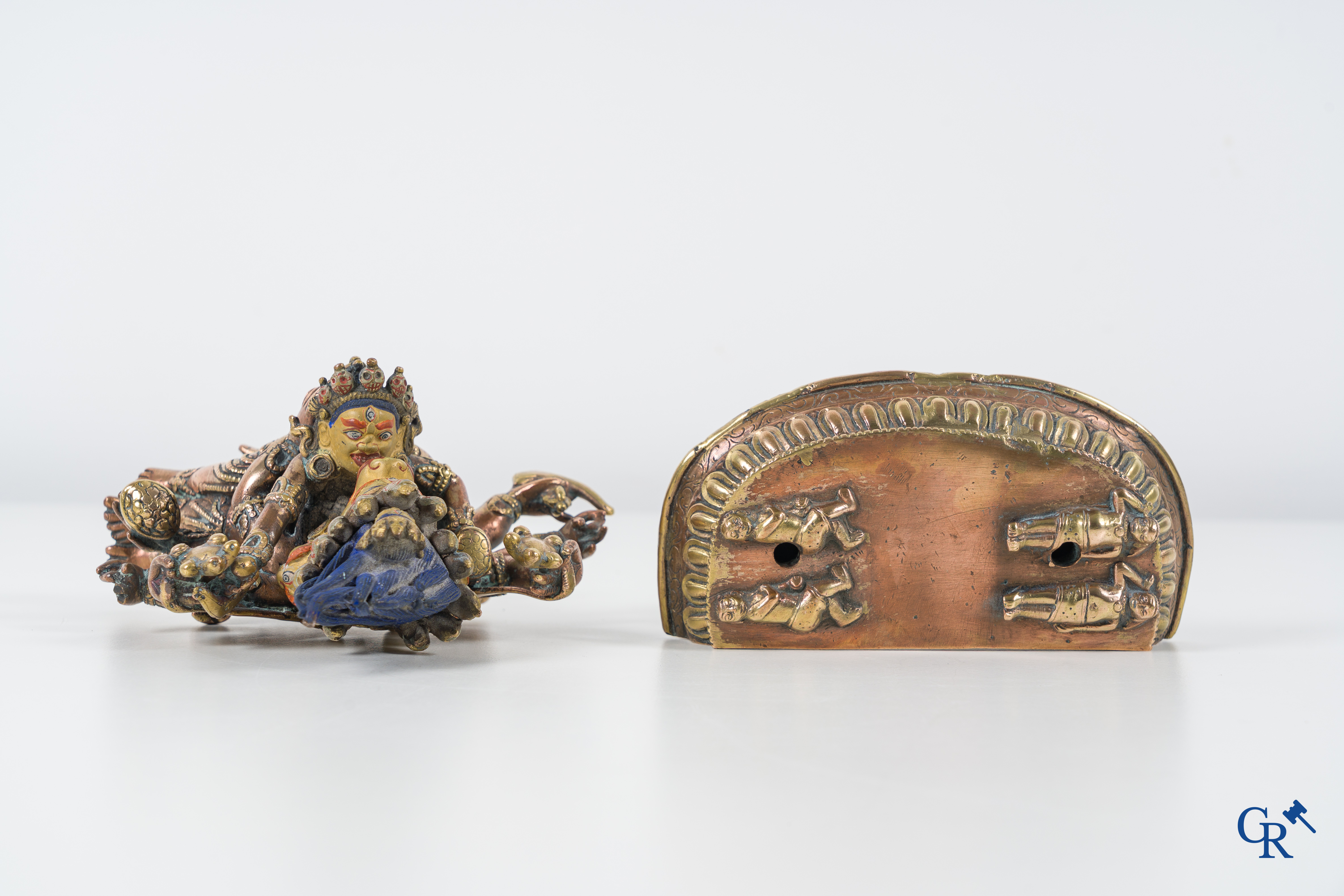 Aziatica, Een Sino-Tibetaanse verguld bronzen figuur van Mahakala. 19e-20ste eeuw.