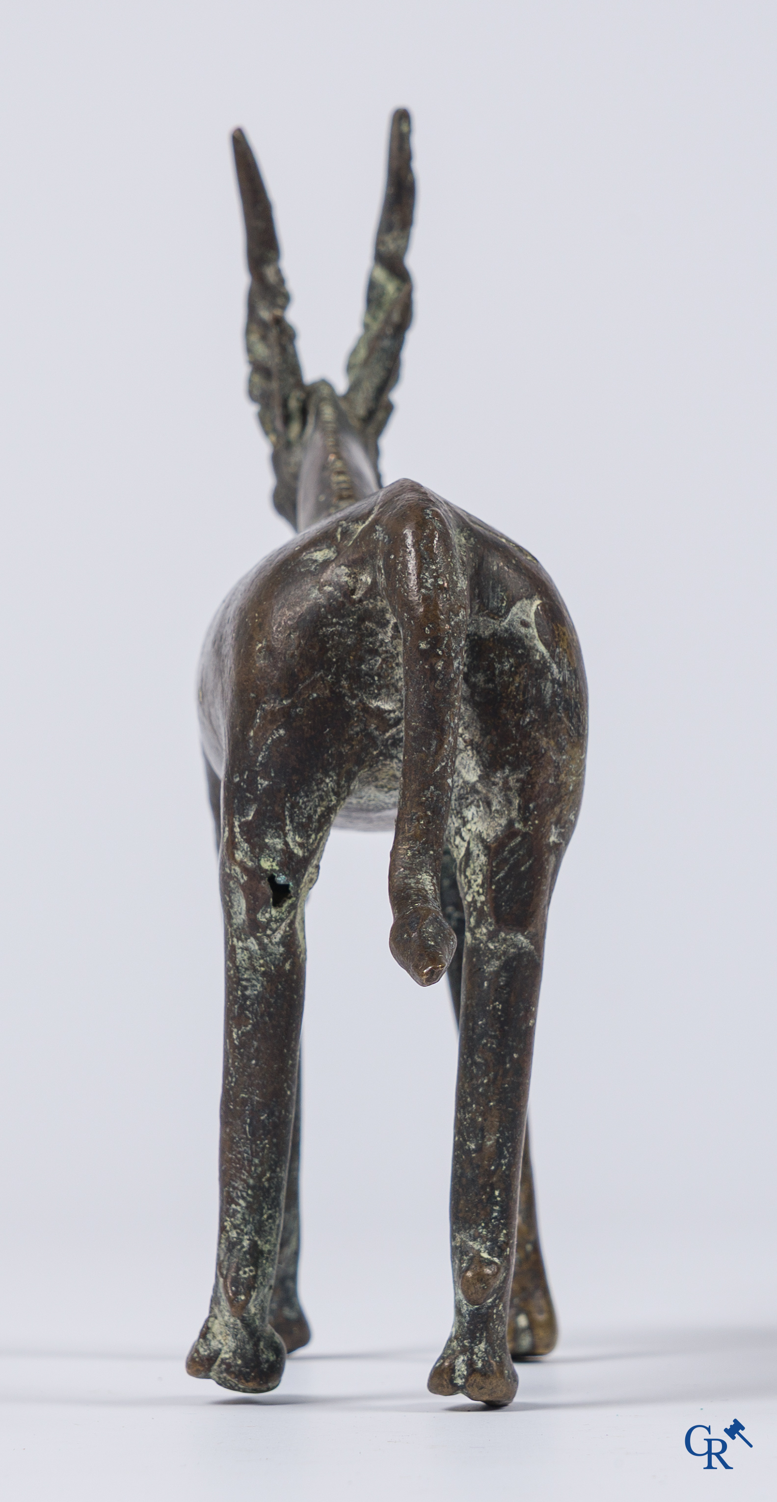Ancien bronze avec une représentation d'une antilope. Anciennes réparations et la jambe avant droite remplacé.