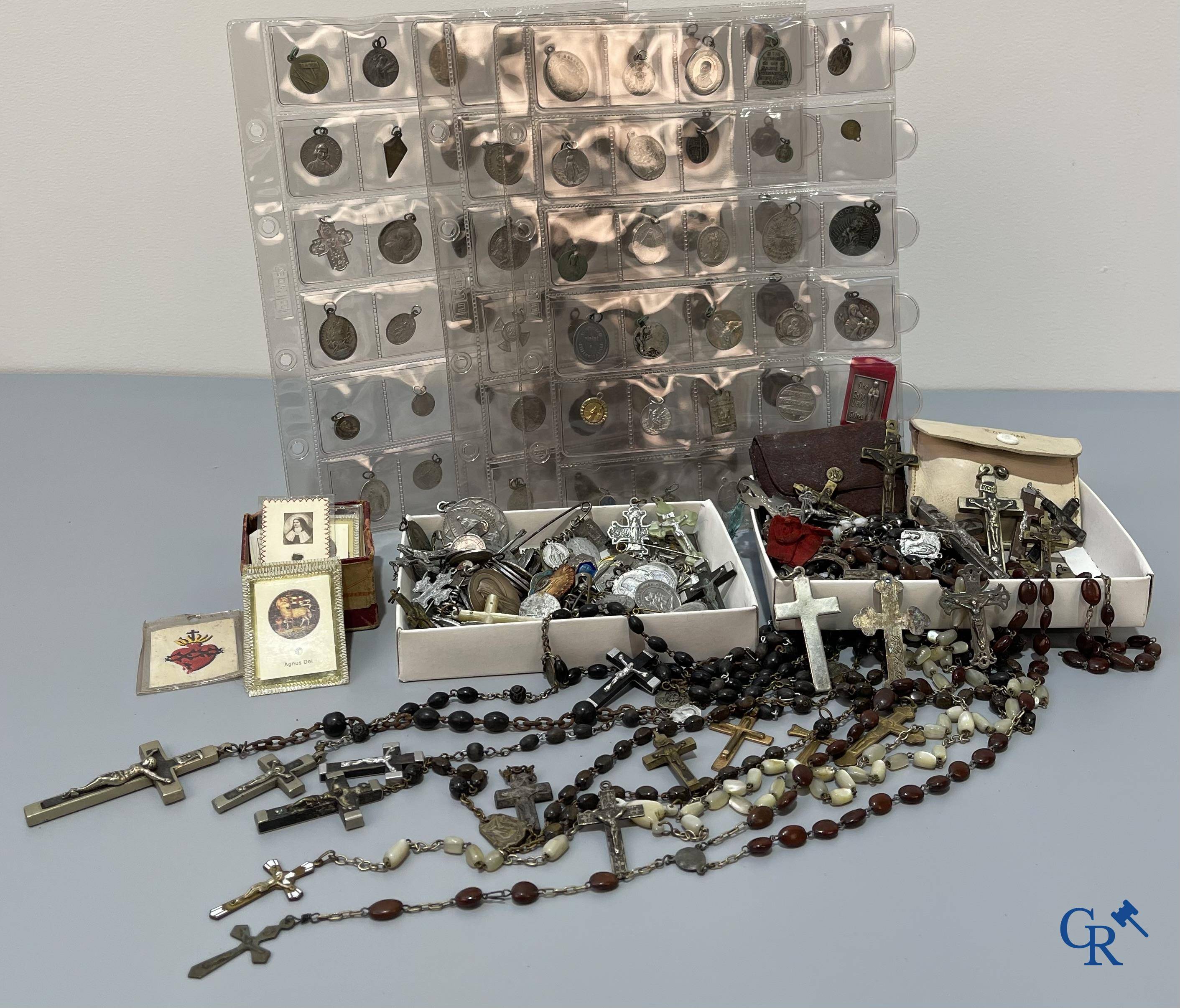 A lot with various religious objects and brocante. Including 2 frames in sepiolite, ex voto hearts, etc.