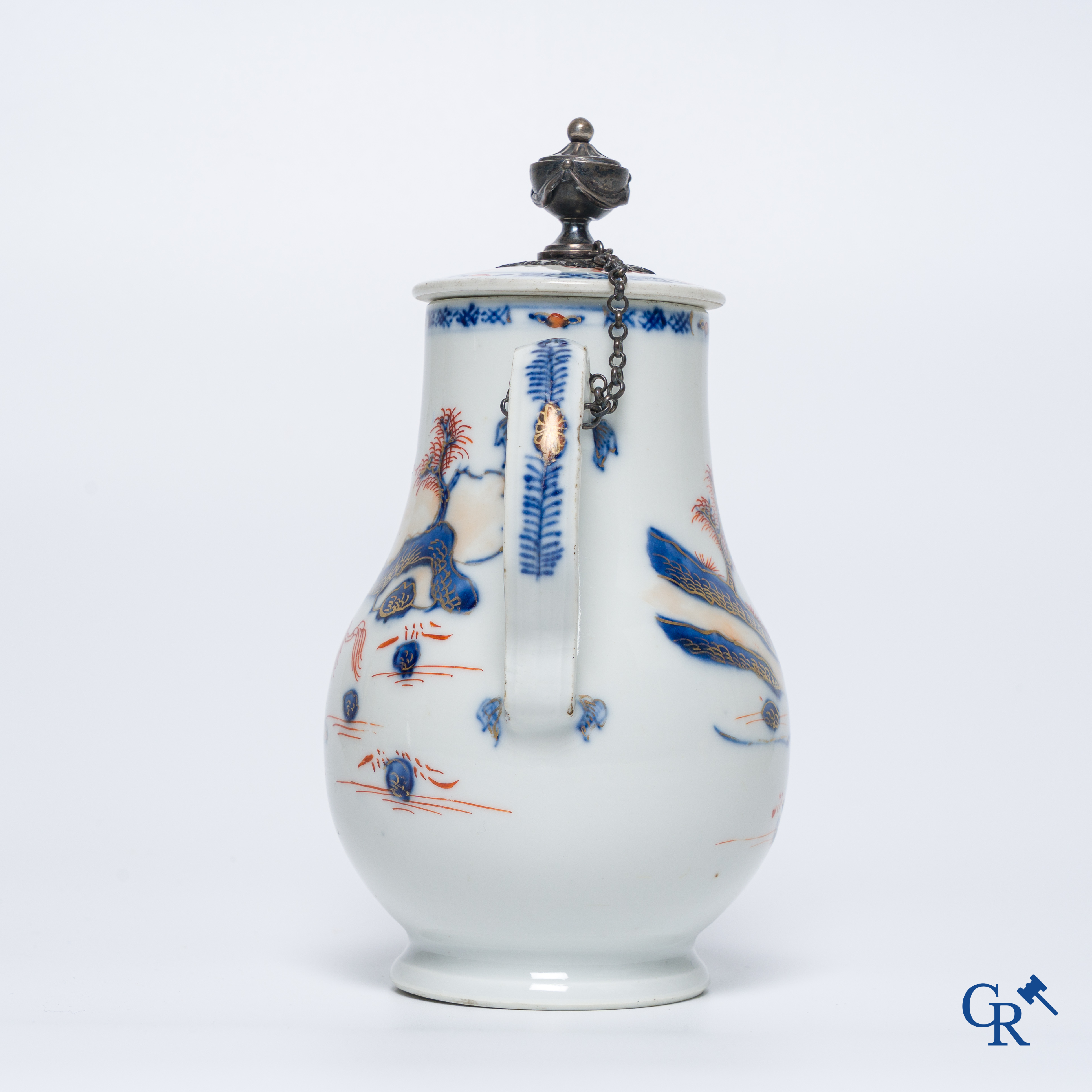 Aziatica: Een Chinese zilver gemonteerde imari-stijl dekselkan. Qianlong-periode.