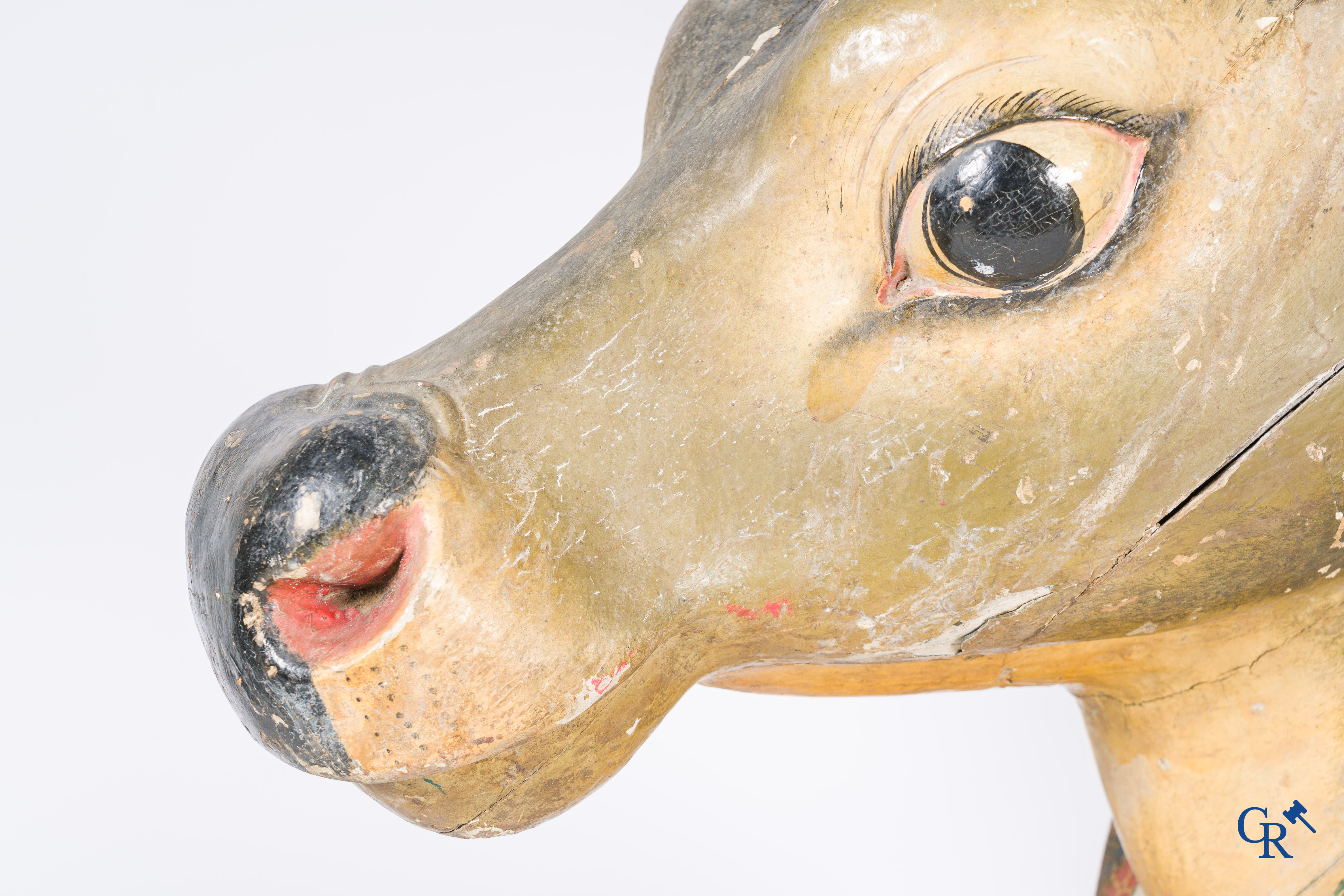 Kermis objecten, een grote buffelkop in gepolychromeerd hout. Circa 1930.