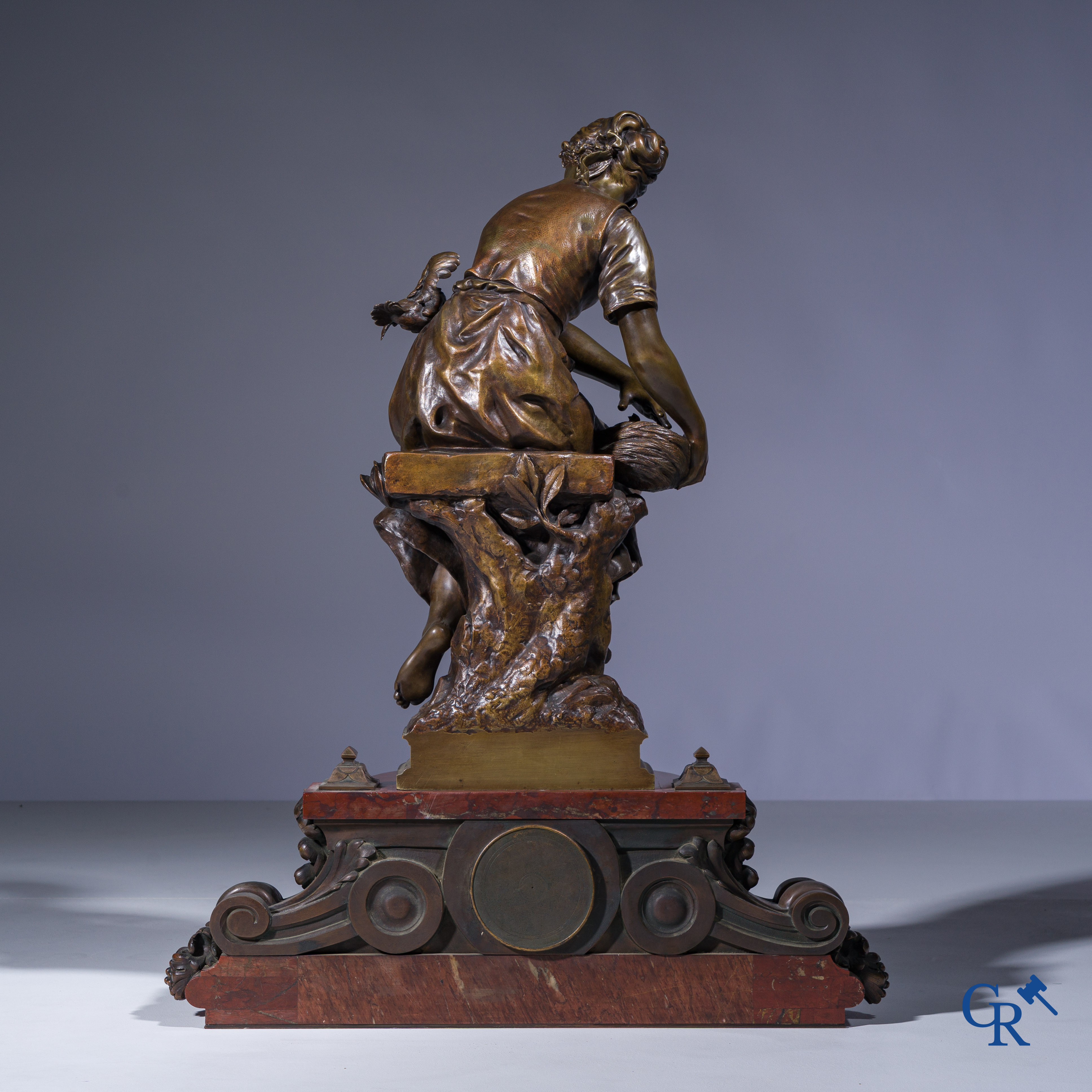 Pierre Louis Détrier (1822-1897) Een imposante pendule in brons en rood geaderde marmer. 19de eeuw.