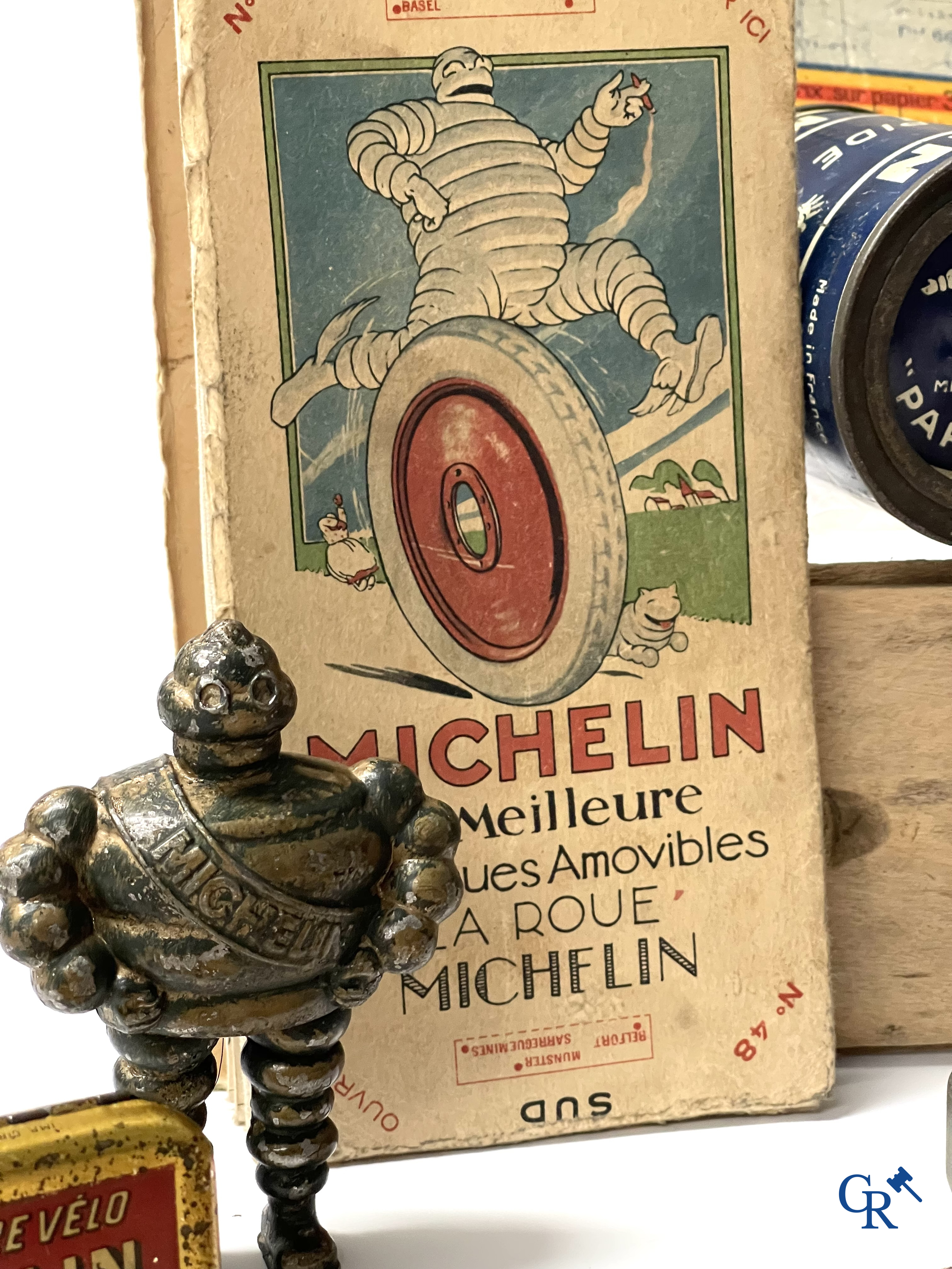 Michelin, an interesting lot with Michelin objects, mainly from the 1920's and 1930's.